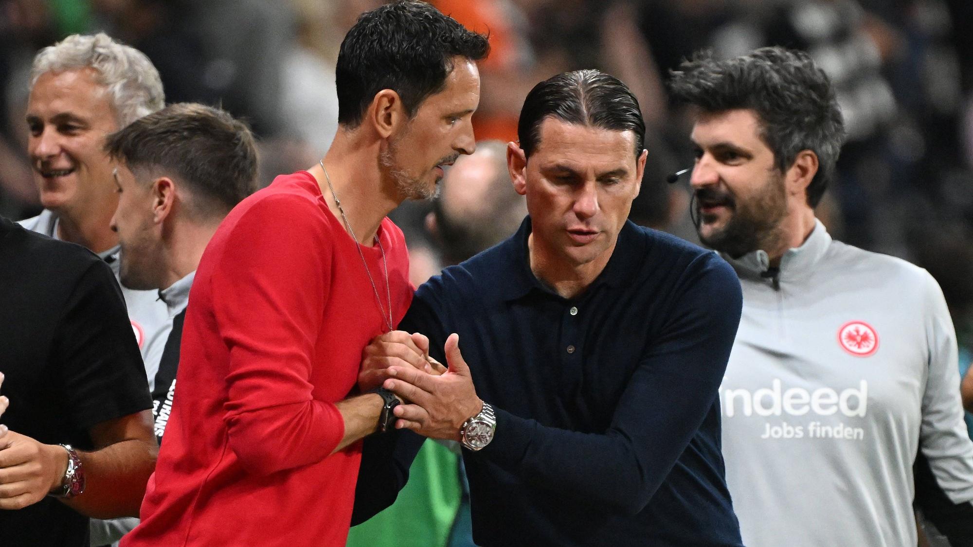 Dino Toppmöller und Gerardo Seoane schlagen sich zur Begrüßung ein.