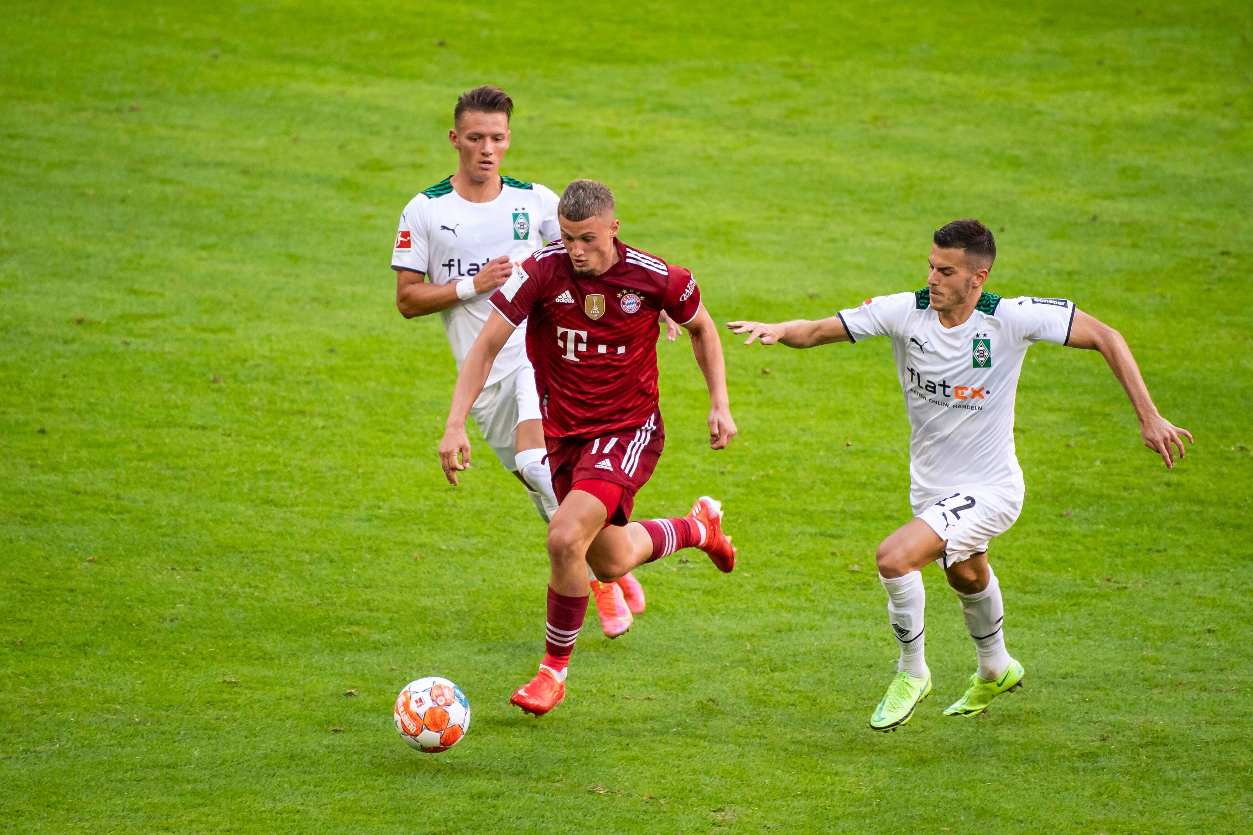 Michael Cuisance behauptet den Ball gegen Hannes Wolf und Laszlo Bénes.