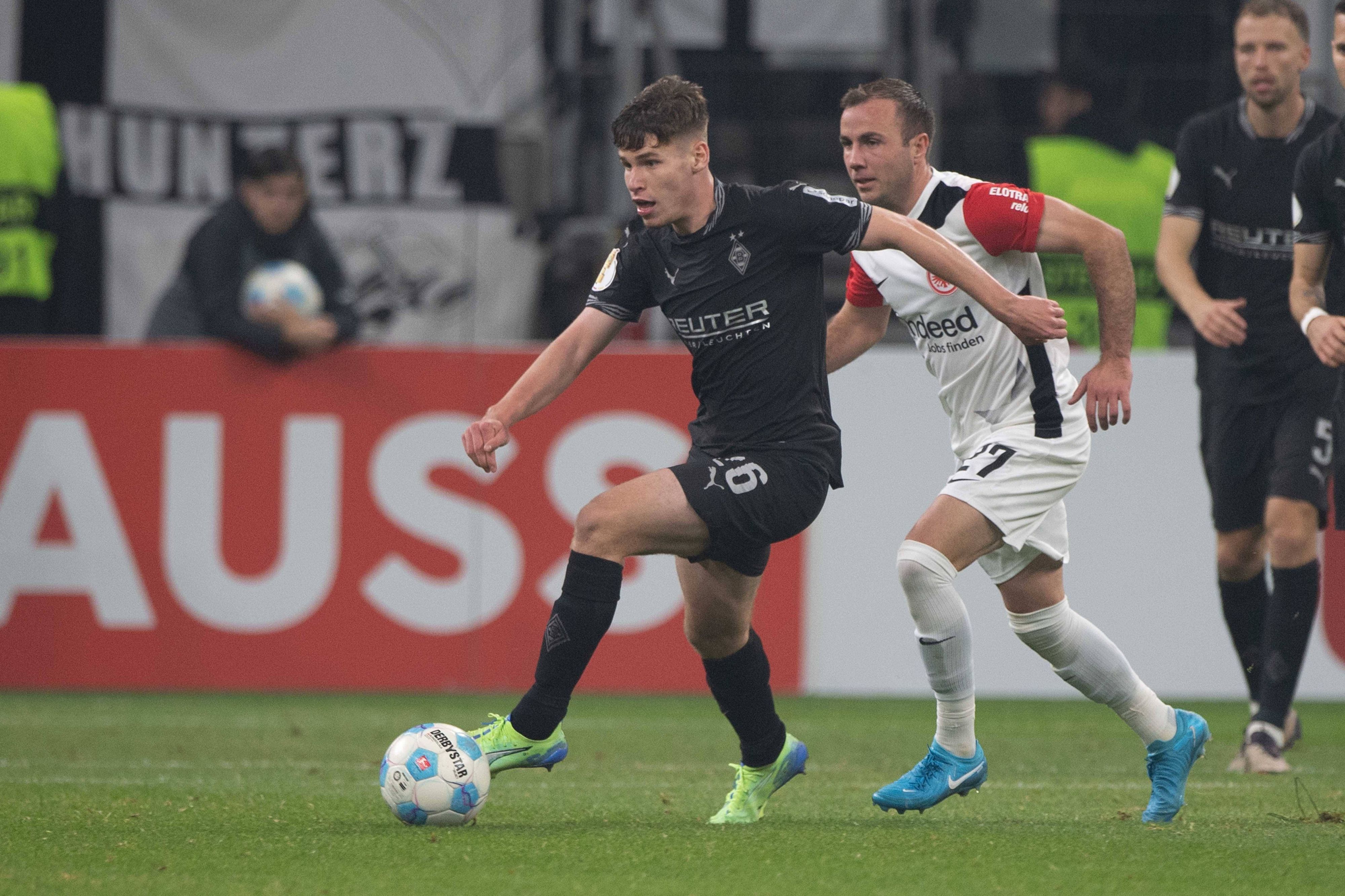 Lukas Ullrich dribbelt, Mario Götze läuft ihm hinterher.