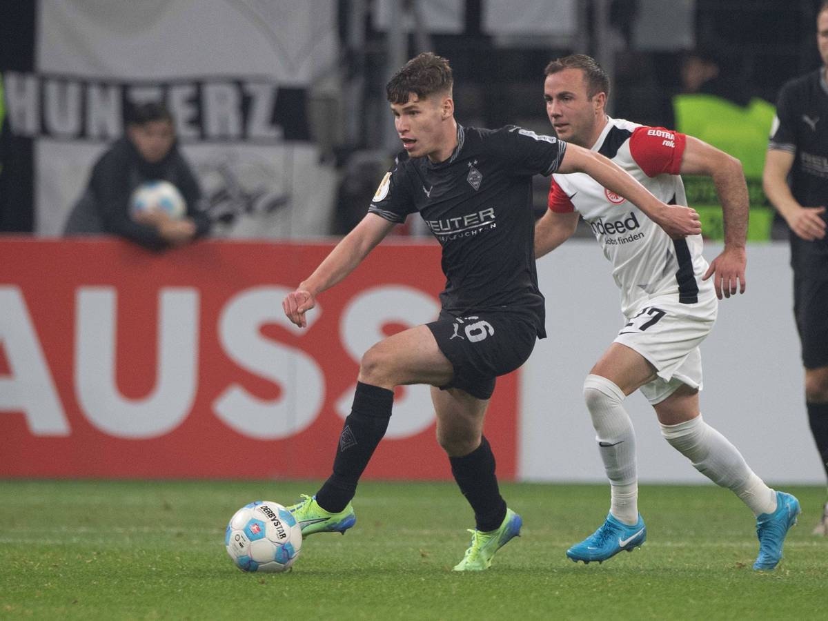Lukas Ullrich dribbelt, Mario Götze läuft ihm hinterher.