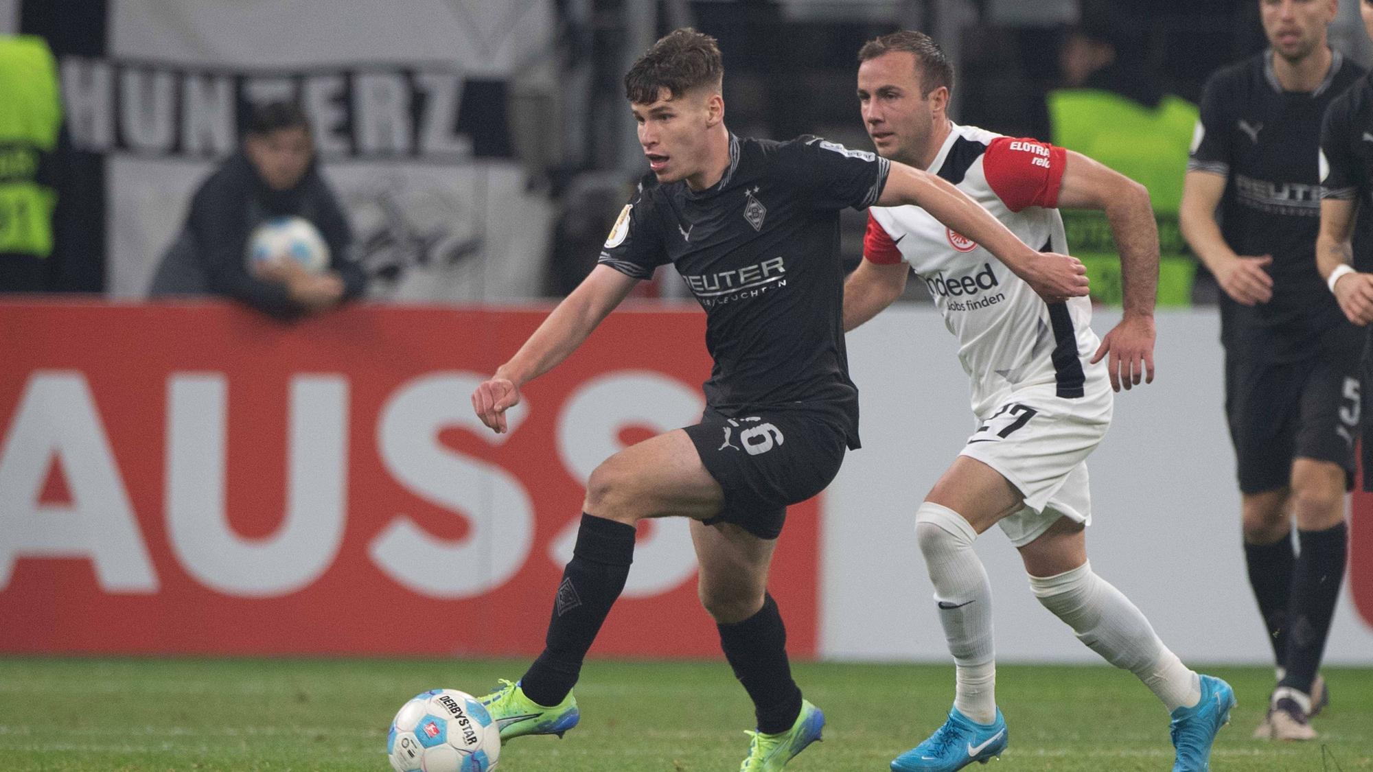 Lukas Ullrich dribbelt, Mario Götze läuft ihm hinterher.