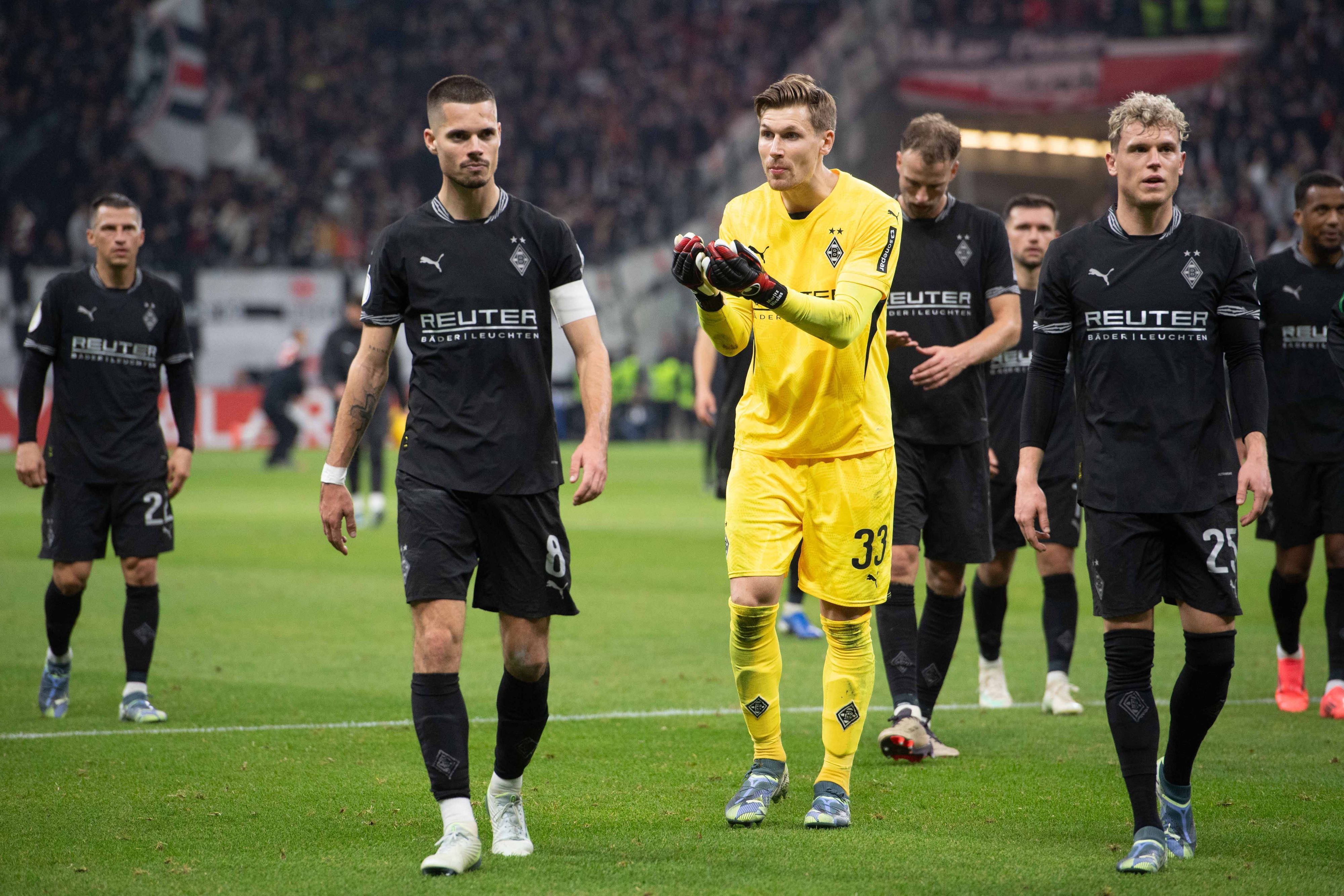 Die Spieler von Borussia Mönchengladbach wirken nach der Pokal-Niederlage enttäuscht.