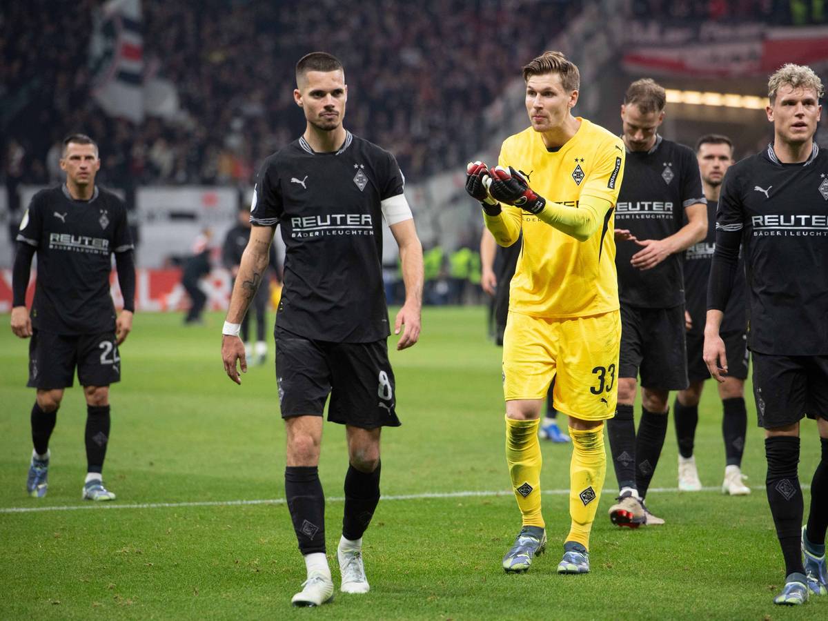 Die Spieler von Borussia Mönchengladbach wirken nach der Pokal-Niederlage enttäuscht.