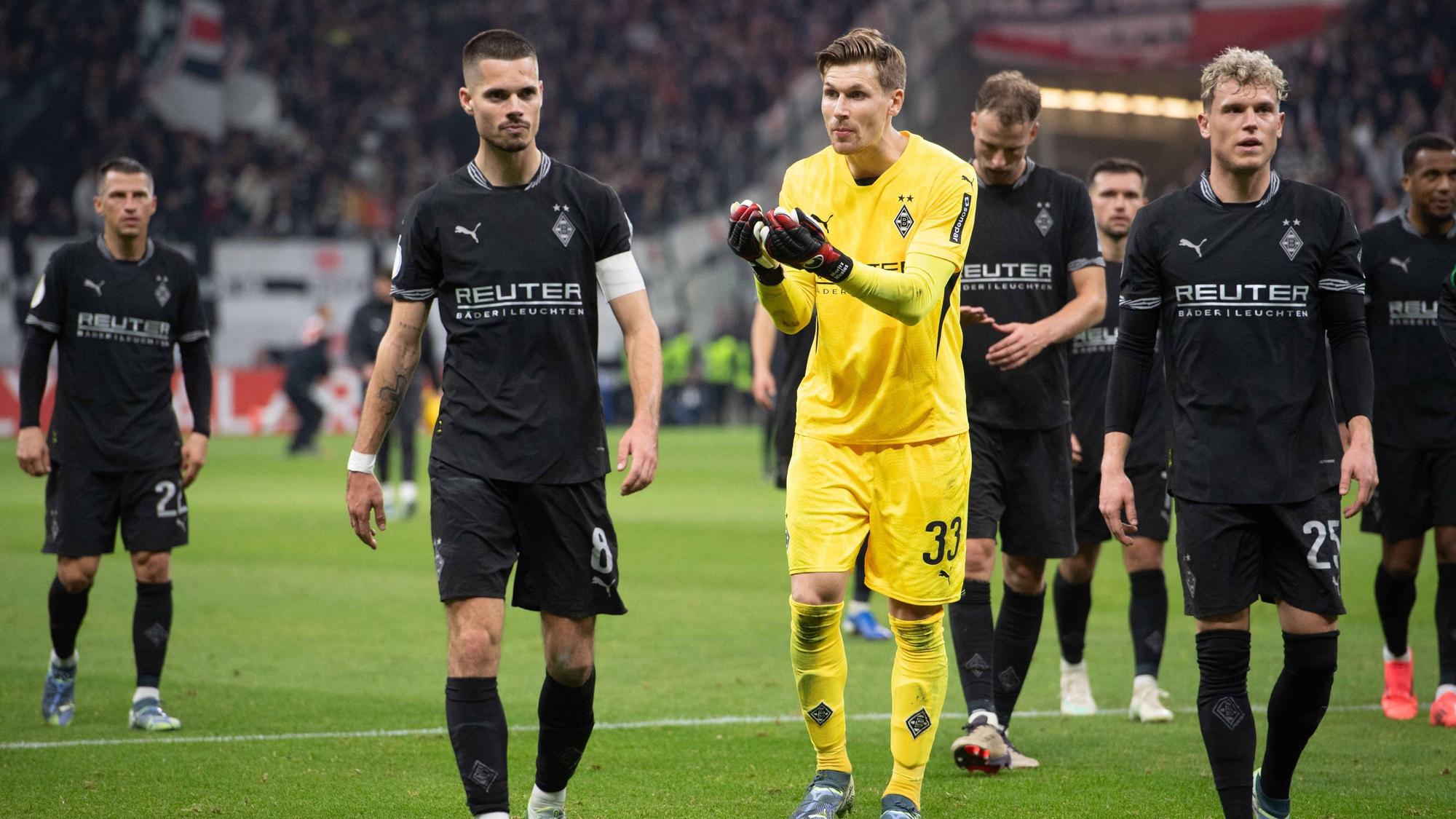 Die Spieler von Borussia Mönchengladbach wirken nach der Pokal-Niederlage enttäuscht.
