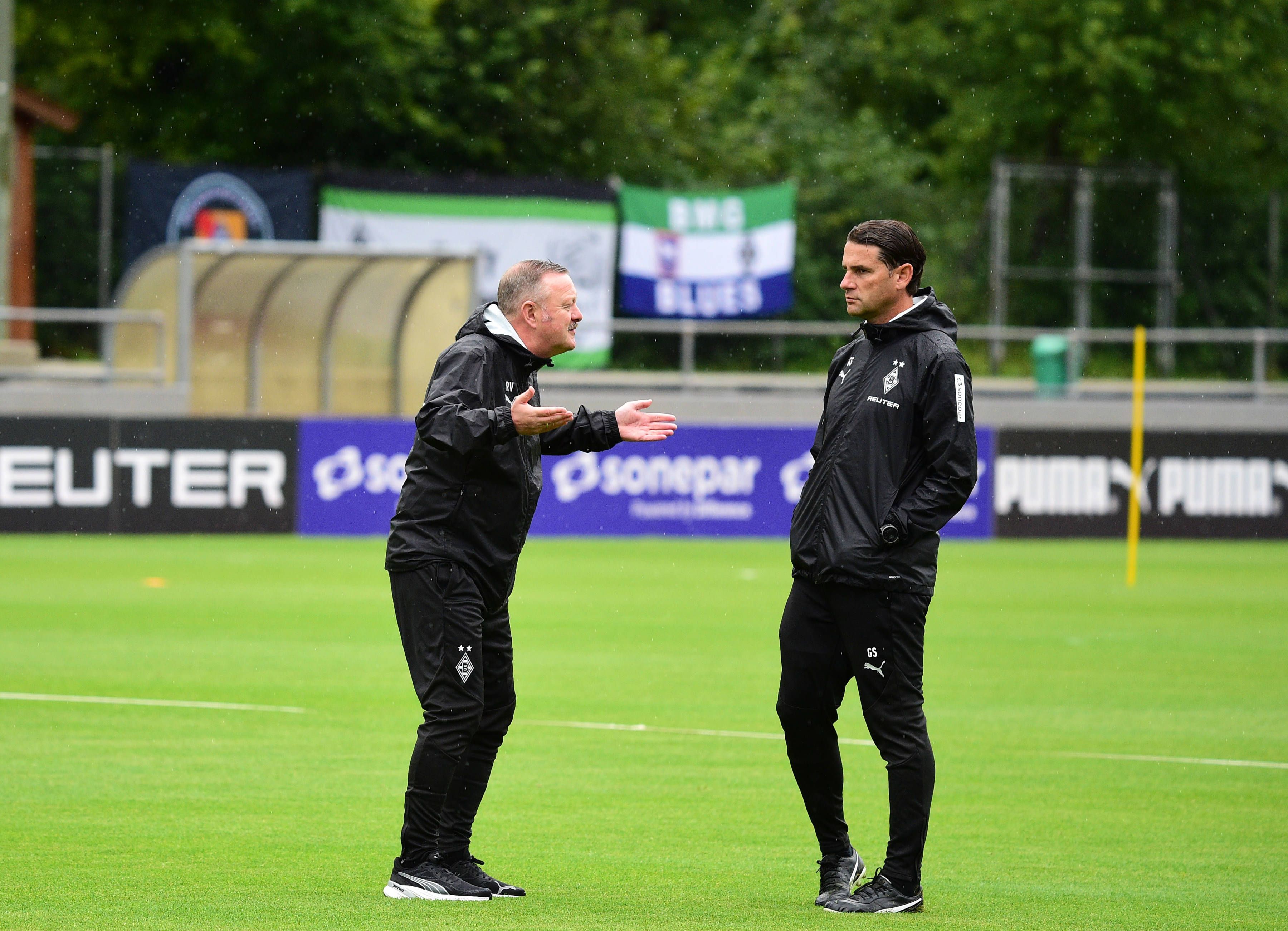 Roland Virkus scheint Gerardo Seoane etwas zu fragen.