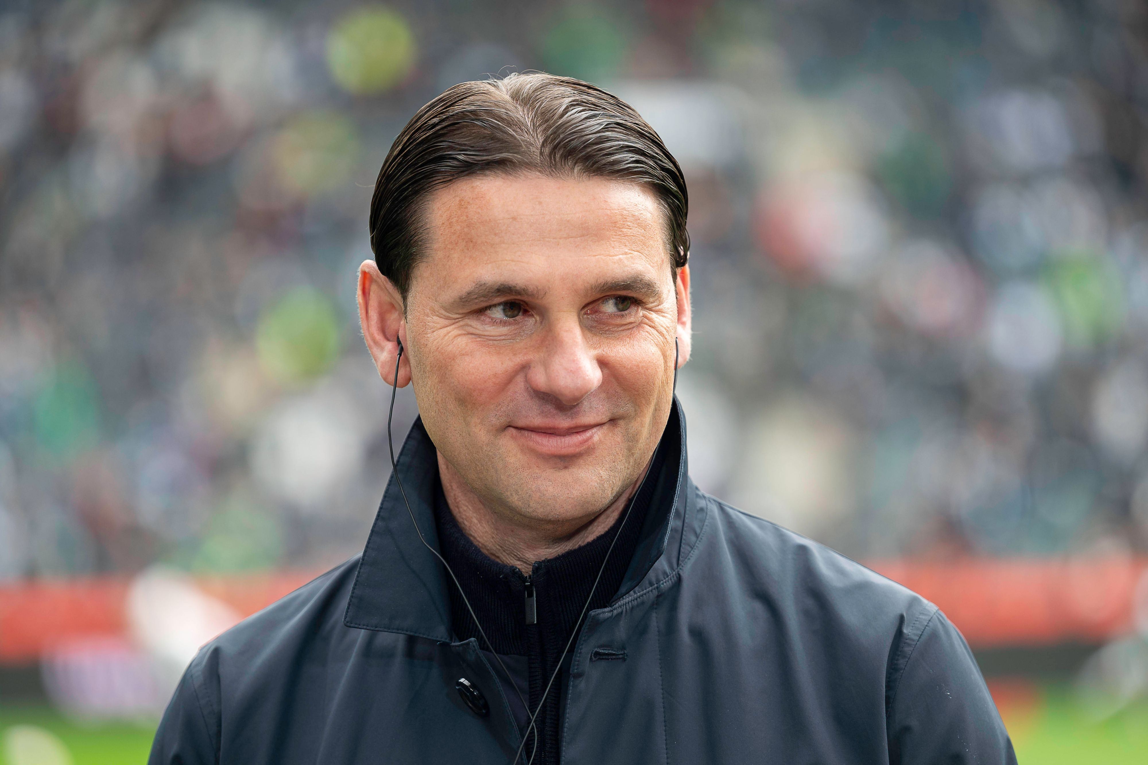 Gerardo Seoane lächelt am Spielfeldrand.