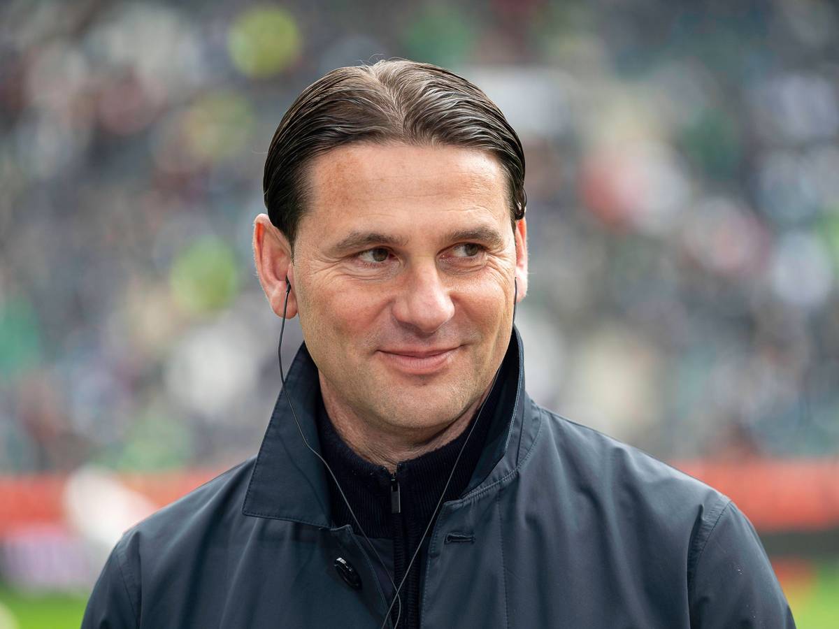 Gerardo Seoane lächelt am Spielfeldrand.
