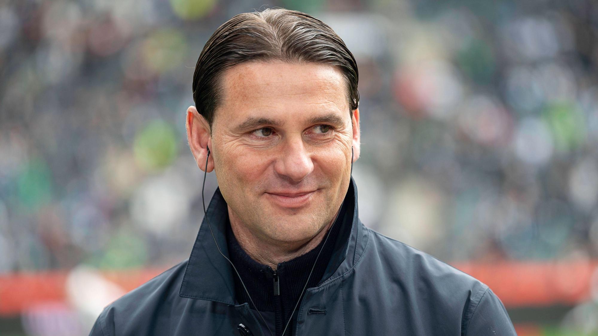 Gerardo Seoane lächelt am Spielfeldrand.