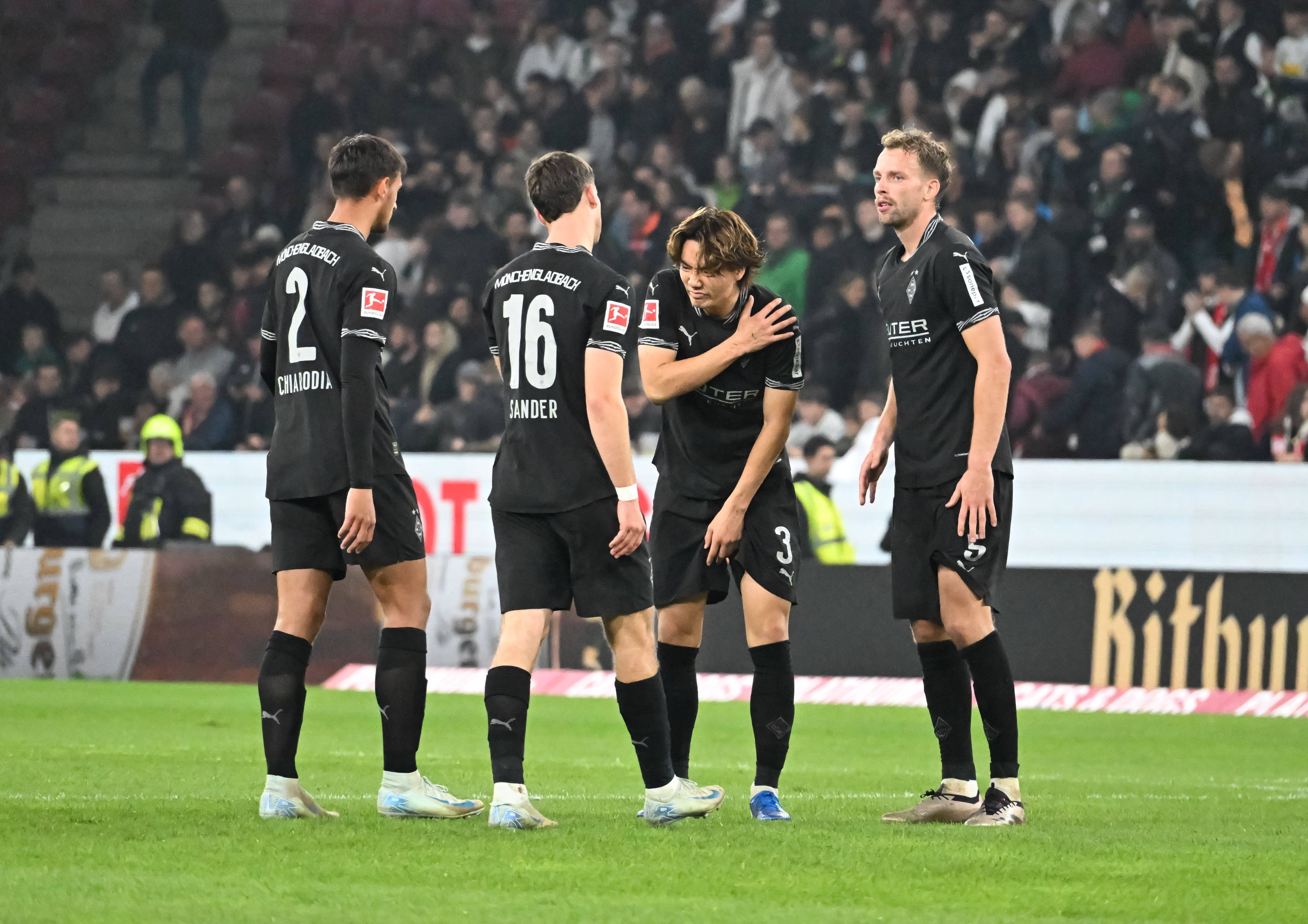 Die Defensive von Borussia Mönchengladbach beim Spiel gegen FSV Mainz 05. Ko Itakura hält sich vor Schmerz die Schulter.