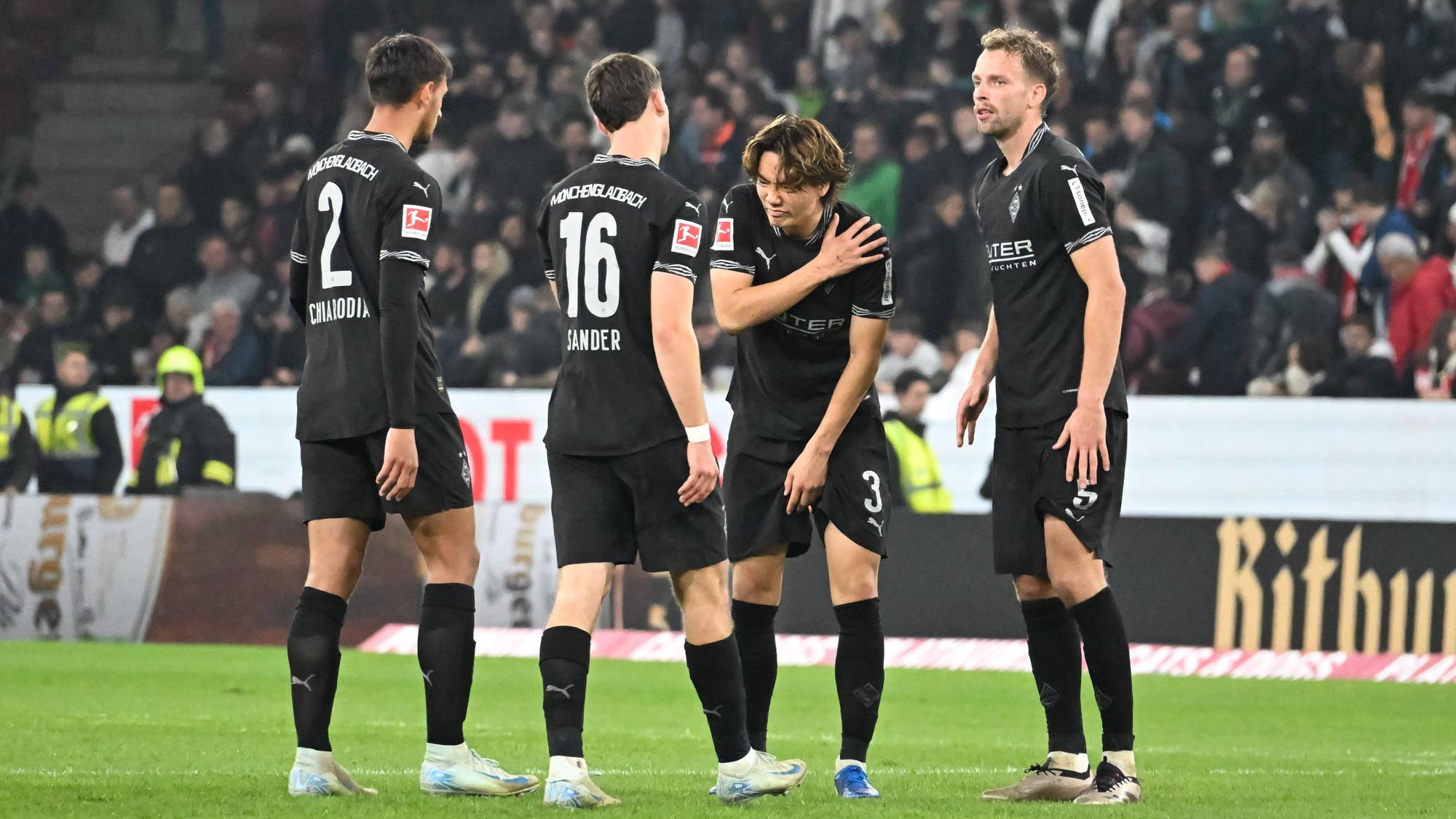 Die Defensive von Borussia Mönchengladbach beim Spiel gegen FSV Mainz 05. Ko Itakura hält sich vor Schmerz die Schulter.