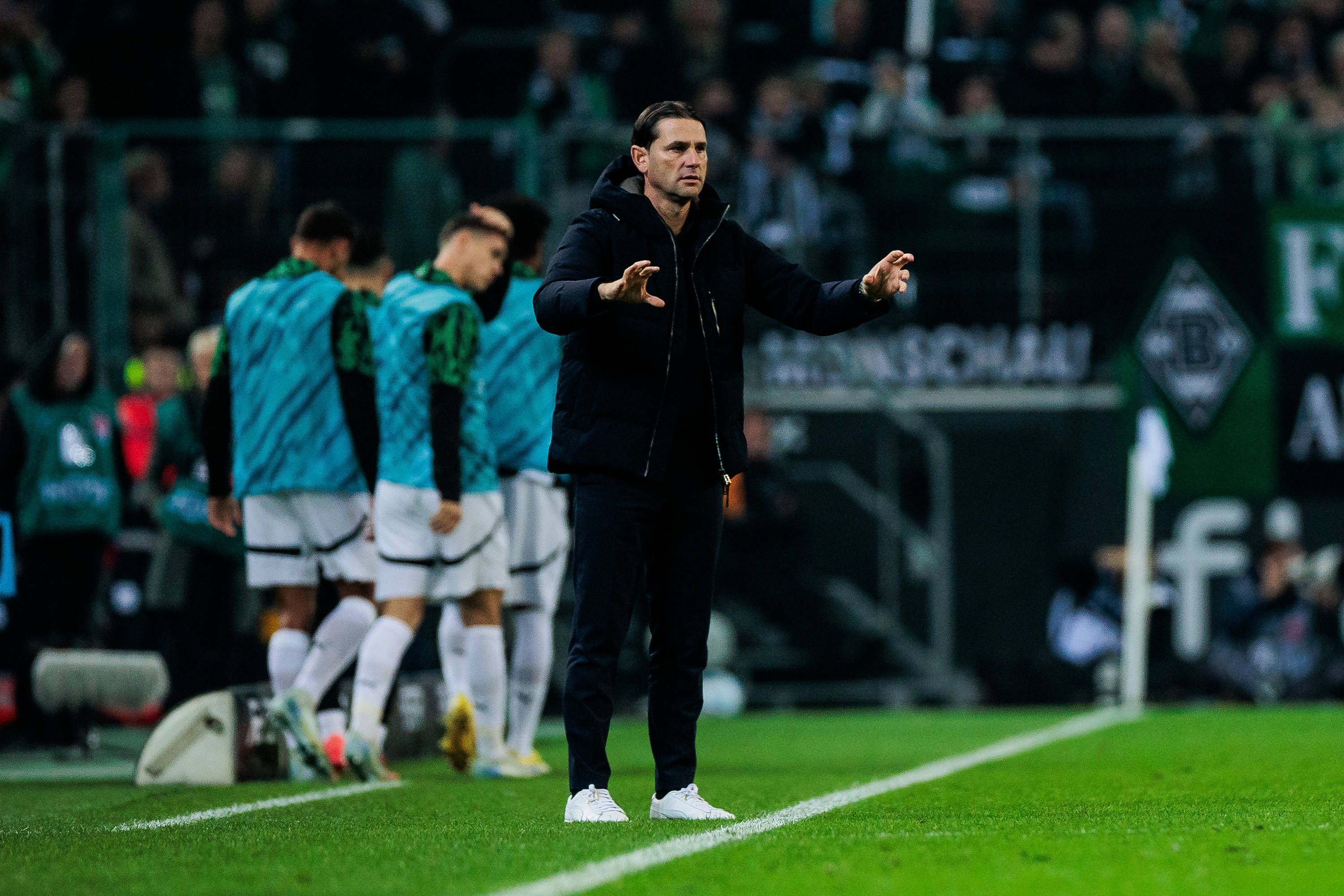 Borussia Mönchengladbachs Trainer Gerardo Seoane gestikuliert im Spiel gegen Werder Bremen an der Seitenlinie.