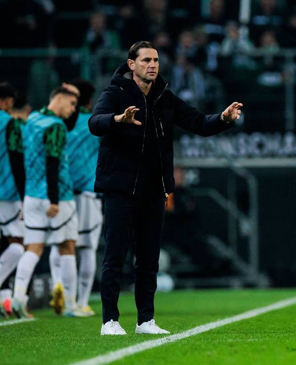 Borussia Mönchengladbachs Trainer Gerardo Seoane gestikuliert im Spiel gegen Werder Bremen an der Seitenlinie.