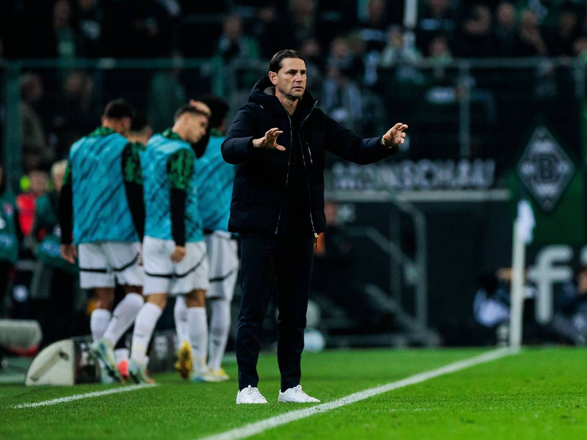 Borussia Mönchengladbachs Trainer Gerardo Seoane gestikuliert im Spiel gegen Werder Bremen an der Seitenlinie.