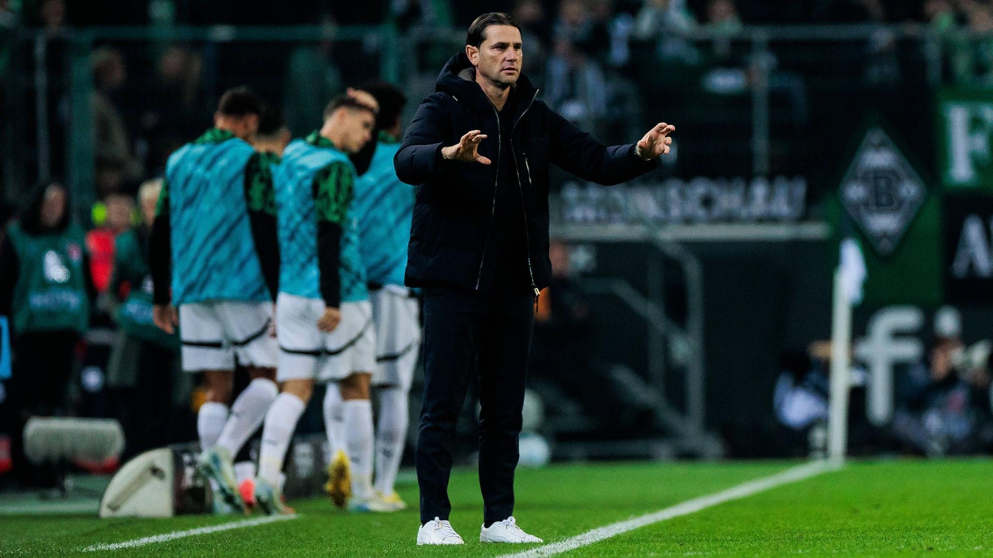 Borussia Mönchengladbachs Trainer Gerardo Seoane gestikuliert im Spiel gegen Werder Bremen an der Seitenlinie.