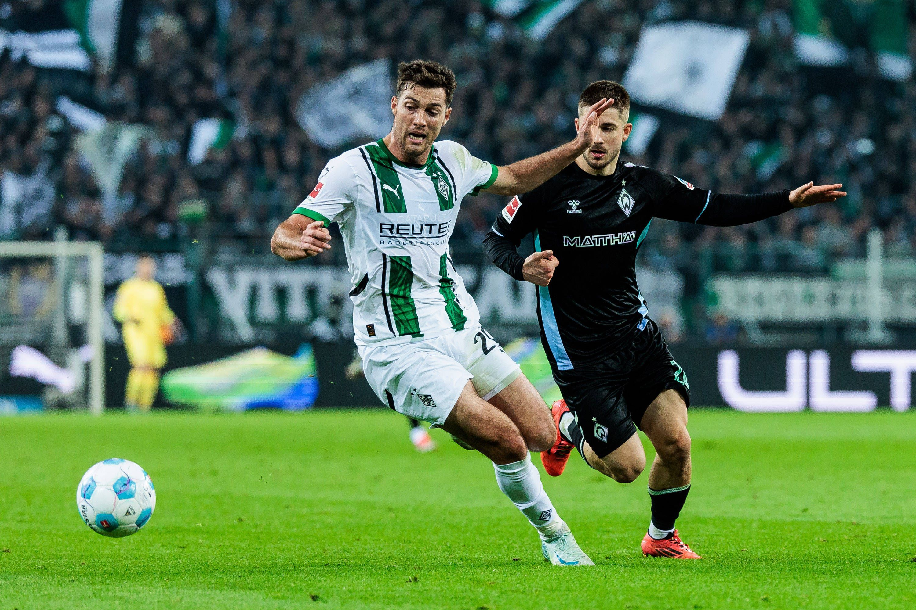 Borussia Mönchengladbachs Joe Scally und Werder Bremens Romano Schmid kämpfen um den Ball.