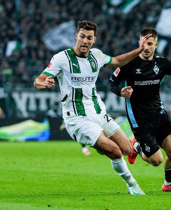 Borussia Mönchengladbachs Joe Scally und Werder Bremens Romano Schmid kämpfen um den Ball.
