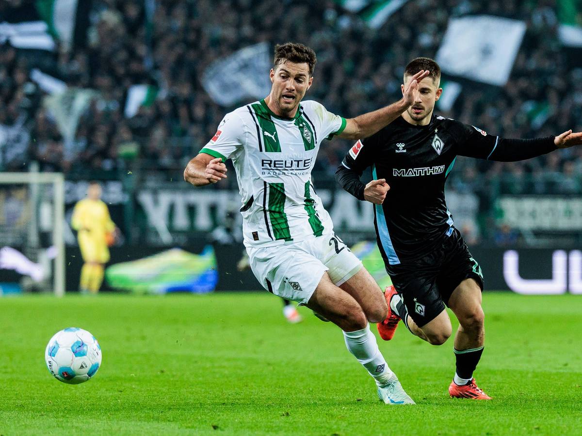 Borussia Mönchengladbachs Joe Scally und Werder Bremens Romano Schmid kämpfen um den Ball.