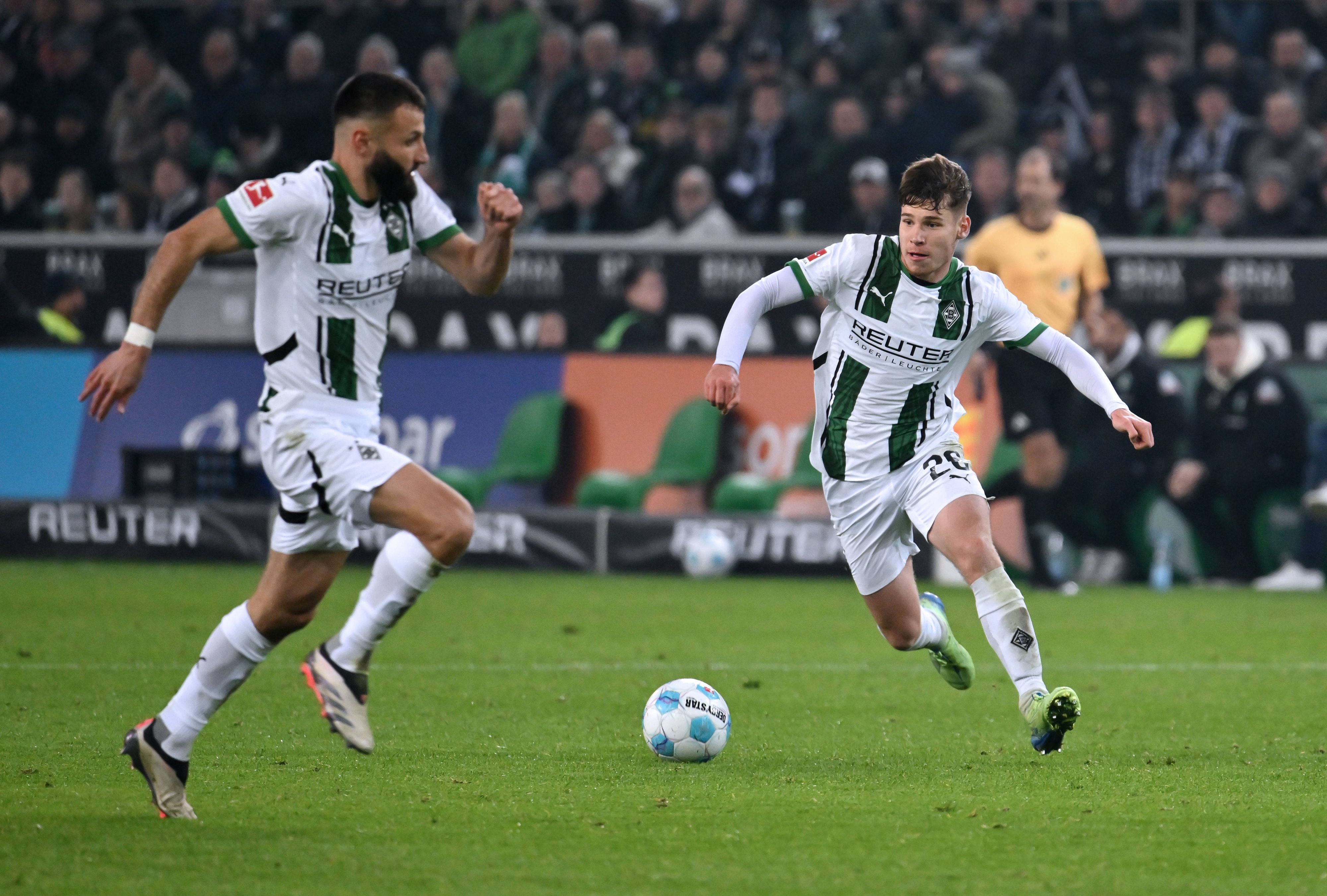Lukas Ullrich dribbelt, Franck Honorat läuft voraus.