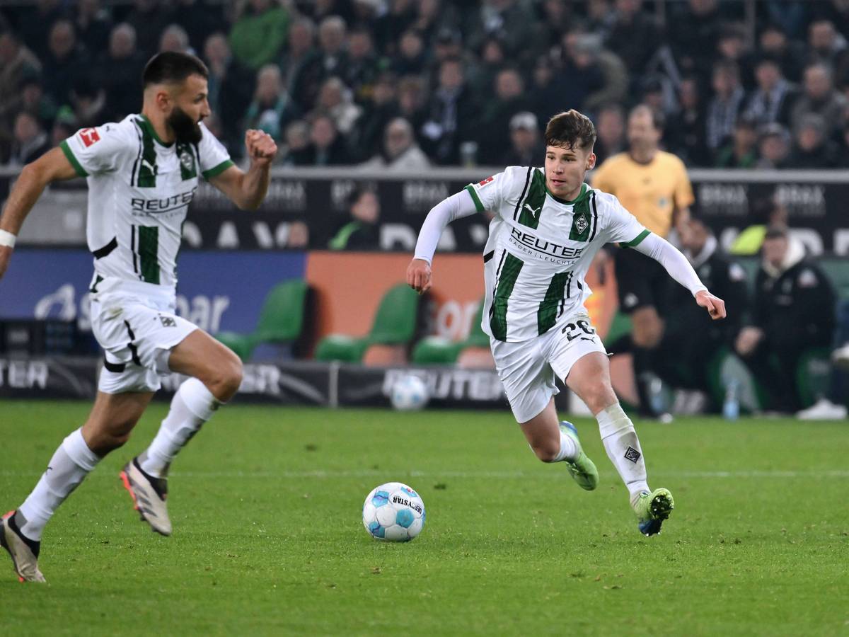 Lukas Ullrich dribbelt, Franck Honorat läuft voraus.