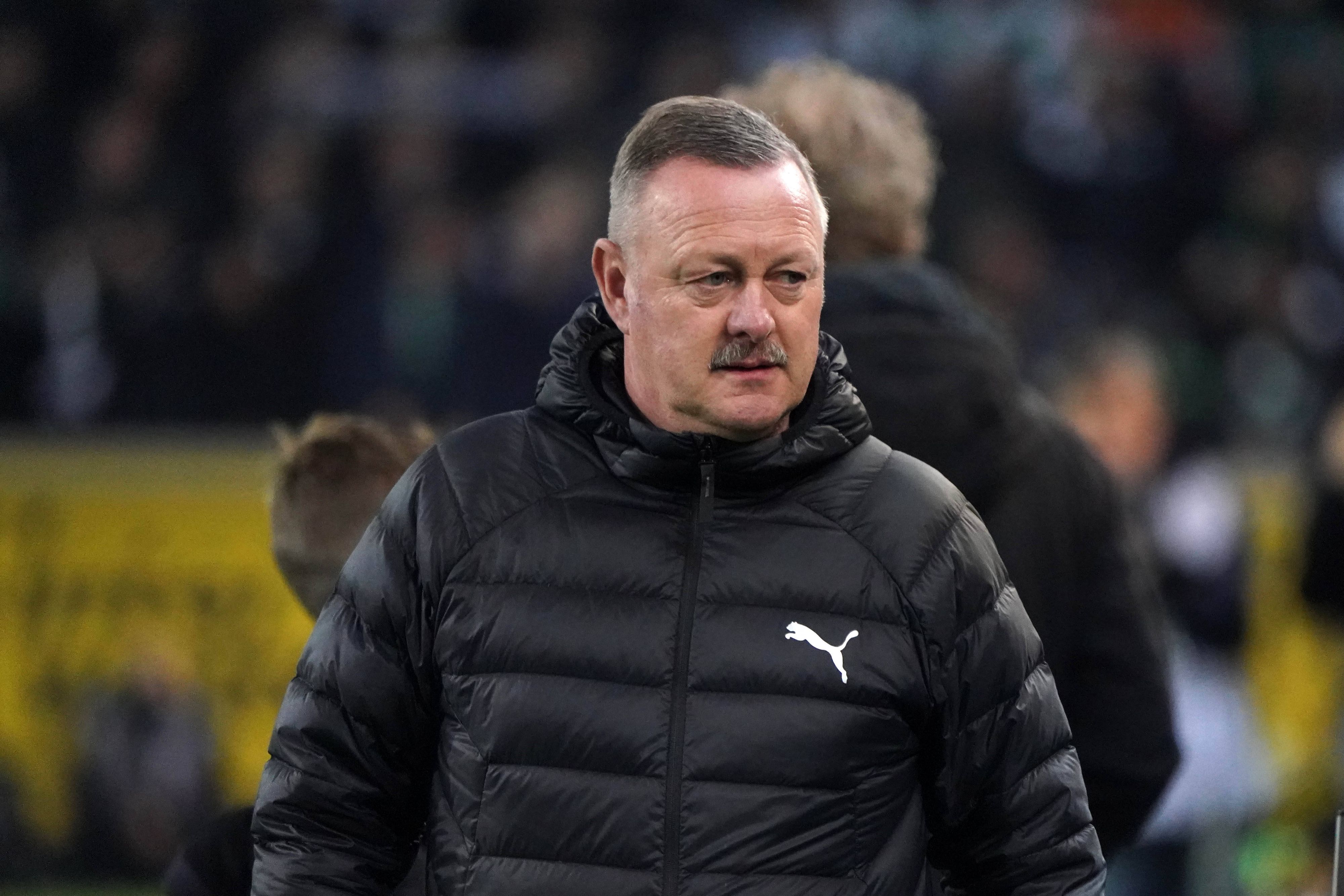 Roland Virkus schaut leicht angesäuert an die Seite.