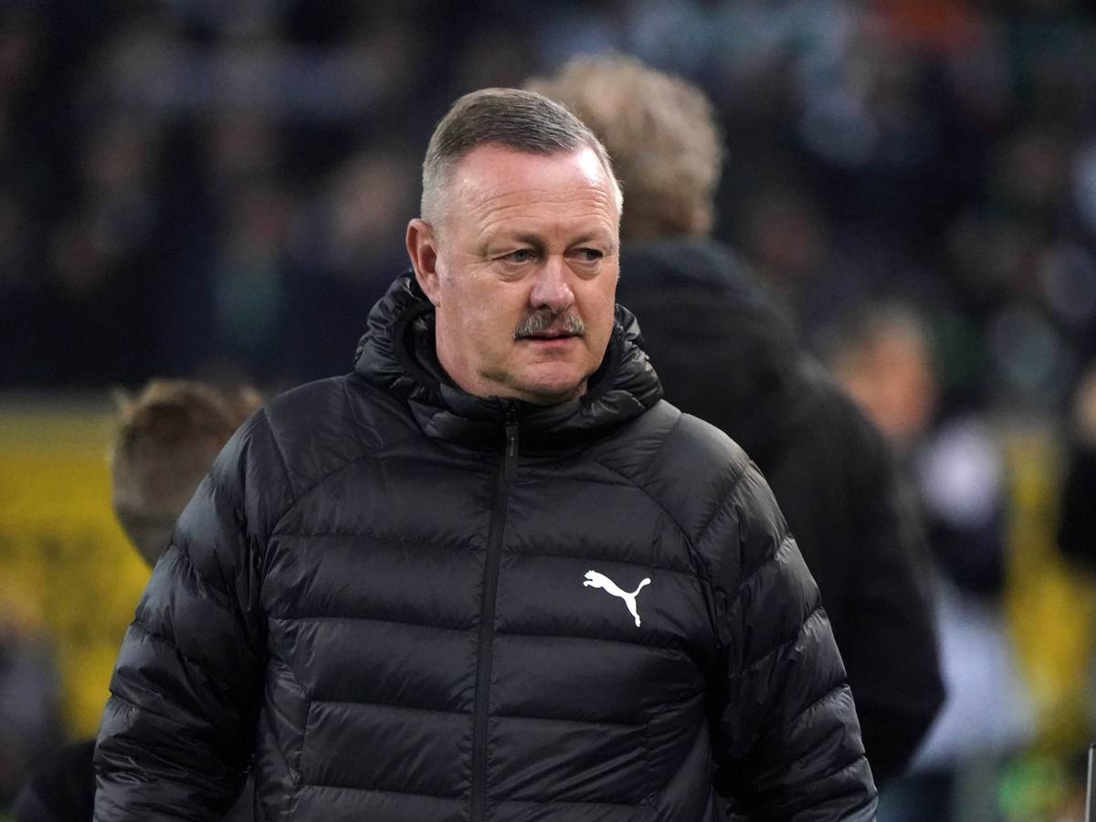 Roland Virkus schaut leicht angesäuert an die Seite.