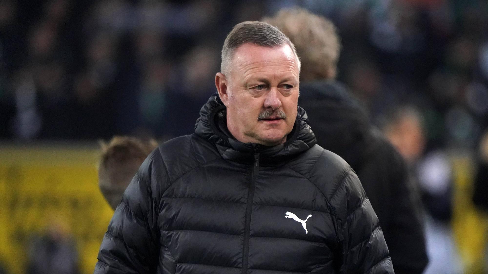 Roland Virkus schaut leicht angesäuert an die Seite.