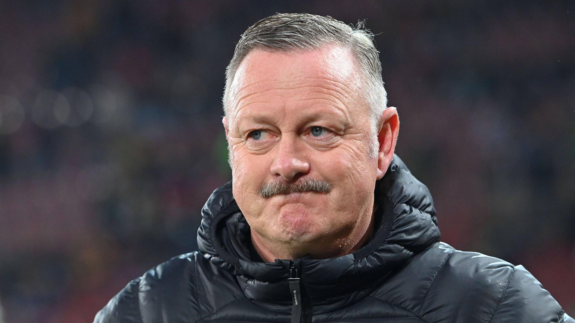 Roland Virkus schaut etwas geplättet in seiner Winterjacke drein.
