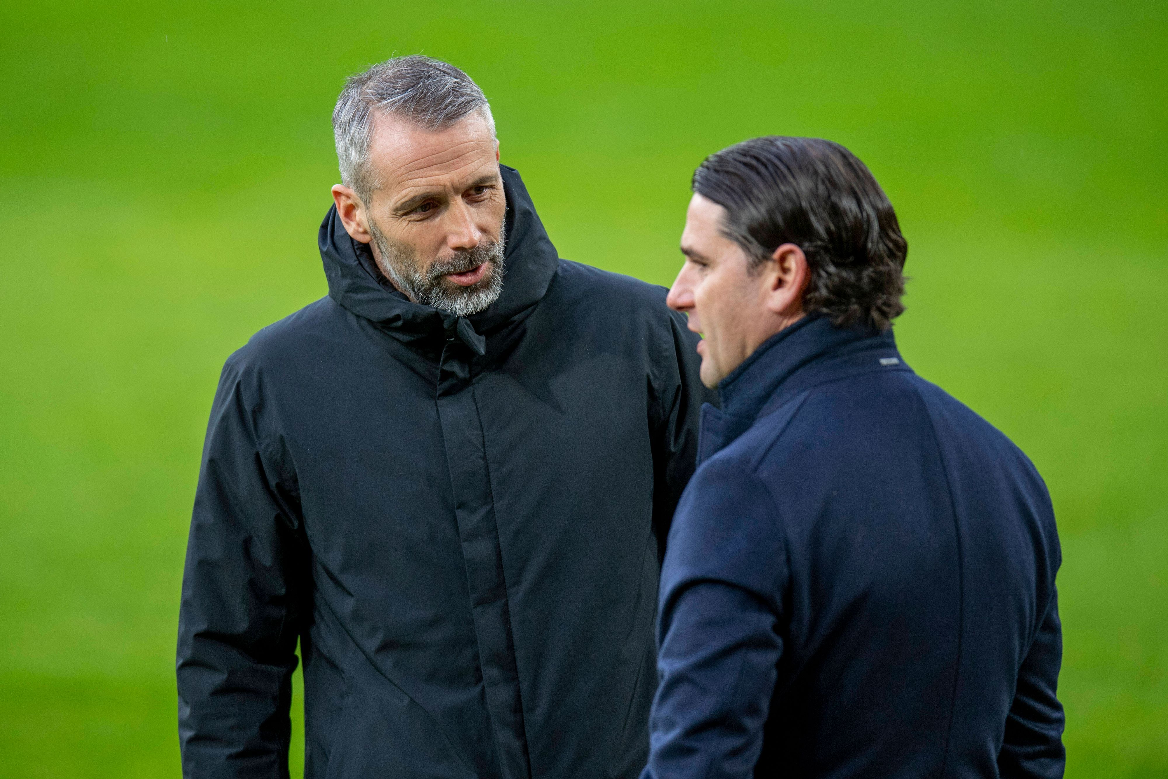 Borussia Dortmunds Trainer Marco Rose spricht auf dem Spielfeld mit Bayer Leverkusens Coach Gerardo Seoane.