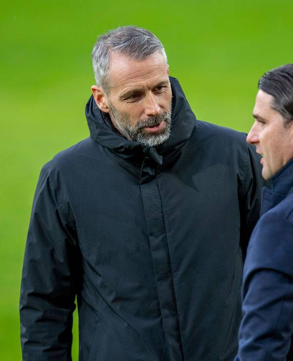 Borussia Dortmunds Trainer Marco Rose spricht auf dem Spielfeld mit Bayer Leverkusens Coach Gerardo Seoane.