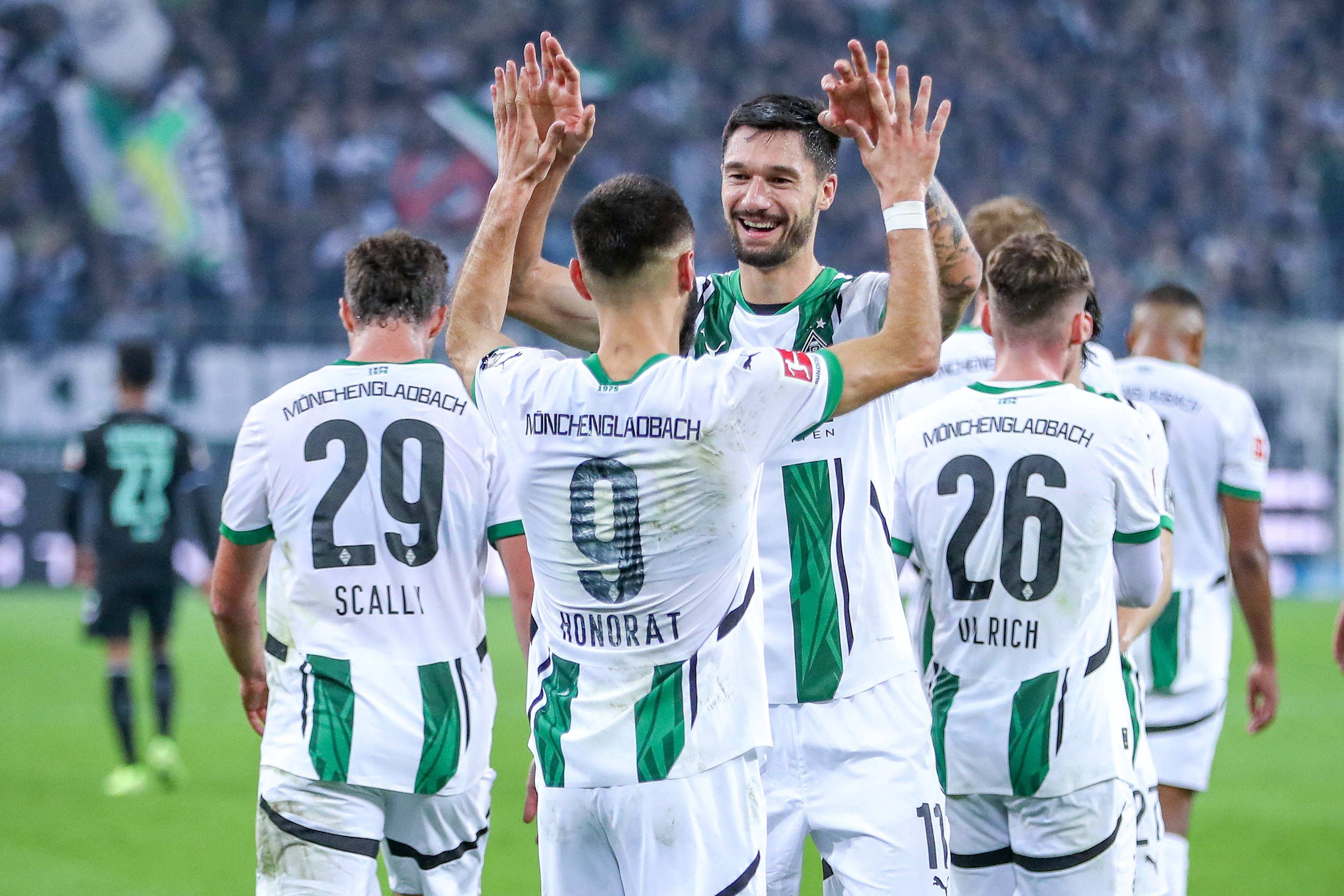 Borussia Mönchengladbachs Tim Kleindienst jubelt im Bundesliga-Spiel gegen Werder Bremen mit Torschütze und Teamkollege Franck Honorat.