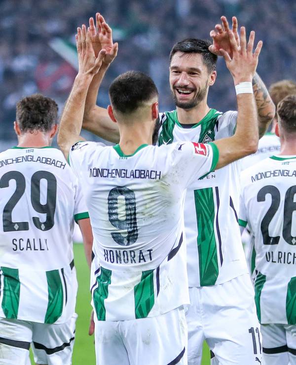 Borussia Mönchengladbachs Tim Kleindienst jubelt im Bundesliga-Spiel gegen Werder Bremen mit Torschütze und Teamkollege Franck Honorat.