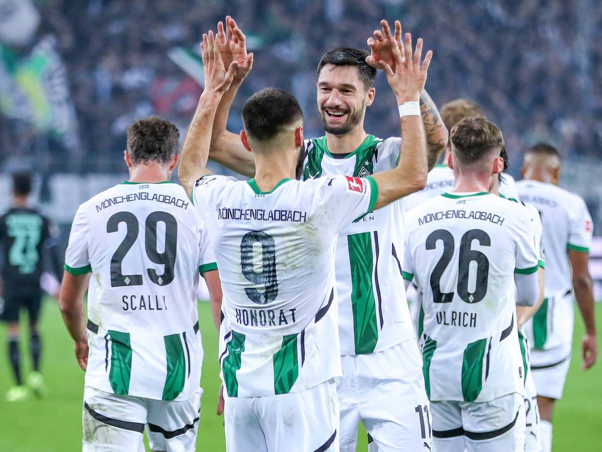Borussia Mönchengladbachs Tim Kleindienst jubelt im Bundesliga-Spiel gegen Werder Bremen mit Torschütze und Teamkollege Franck Honorat.