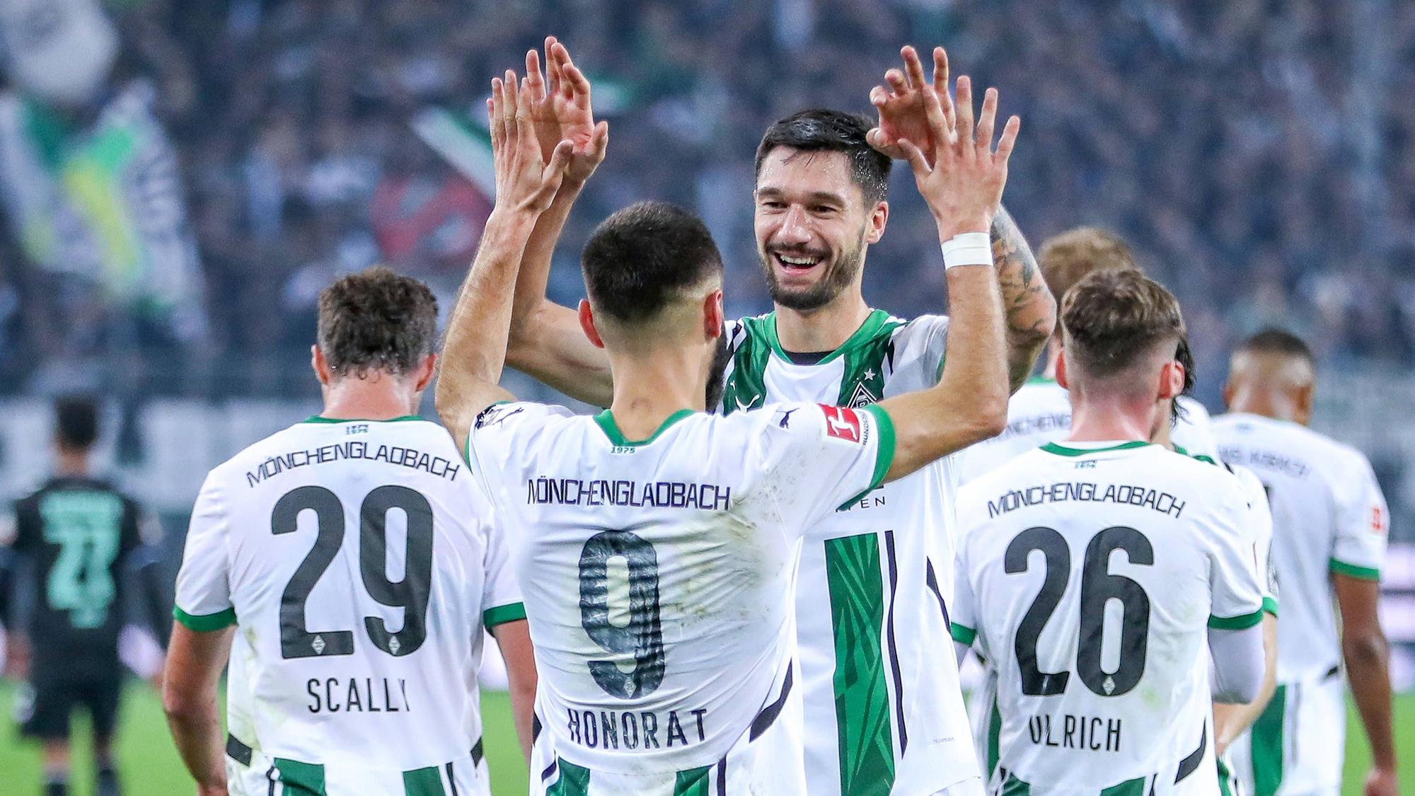Borussia Mönchengladbachs Tim Kleindienst jubelt im Bundesliga-Spiel gegen Werder Bremen mit Torschütze und Teamkollege Franck Honorat.