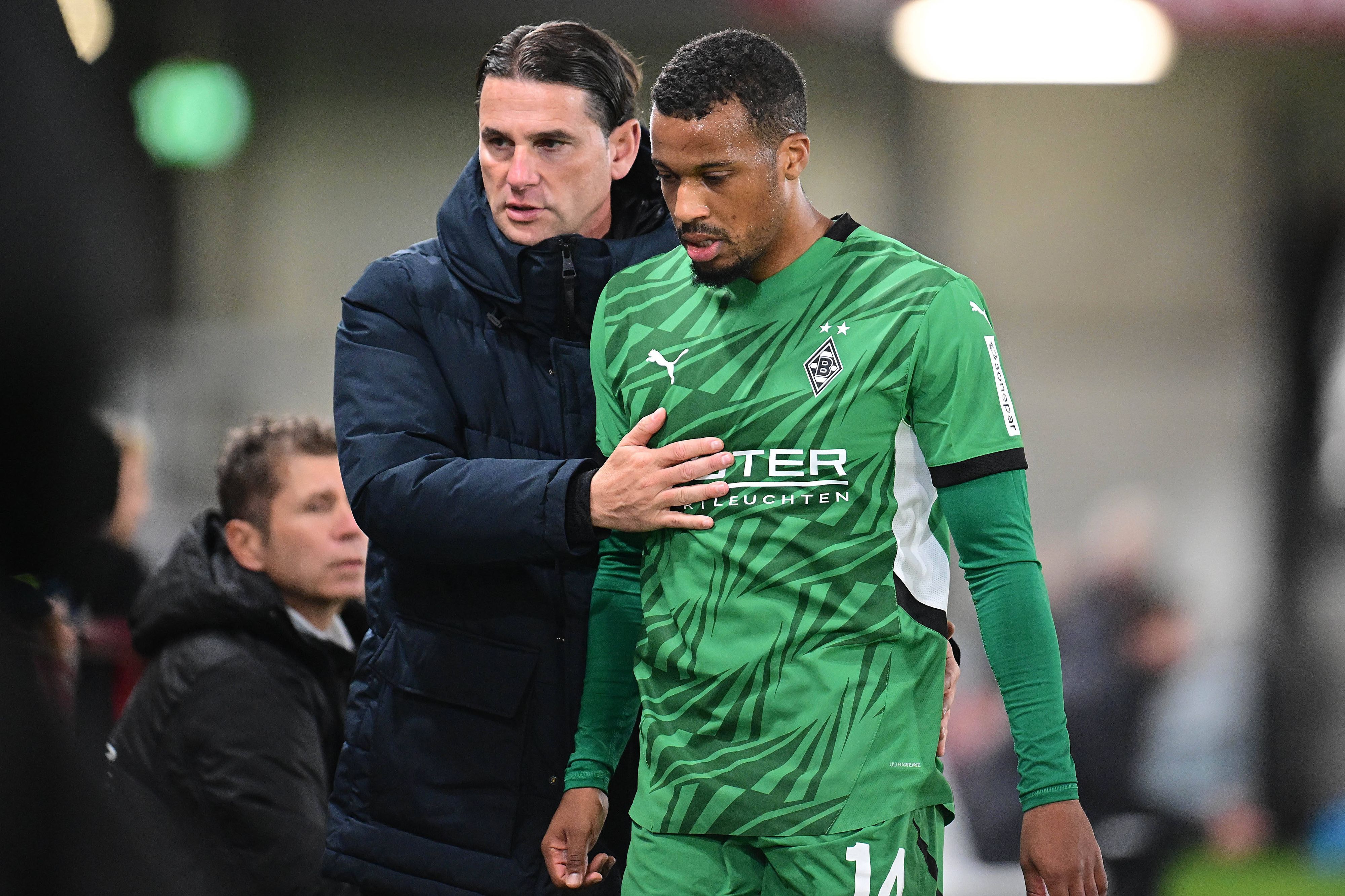 Borussia Mönchengladbachs Trainer Gerardo Seoane nimmt seinen Stürmer Alassane Plea im Testspiel beim SC Verl an der Seitenlinie in den Arm.