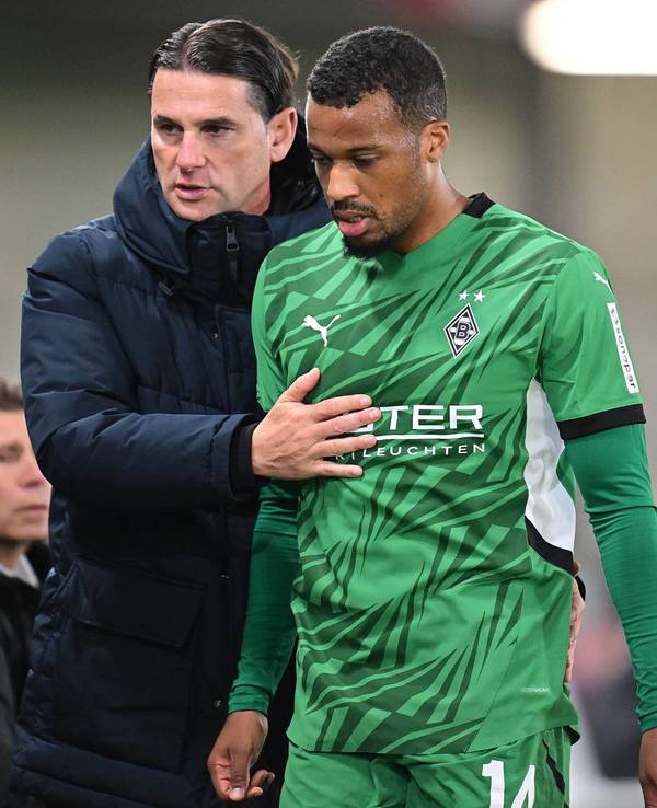 Borussia Mönchengladbachs Trainer Gerardo Seoane nimmt seinen Stürmer Alassane Plea im Testspiel beim SC Verl an der Seitenlinie in den Arm.