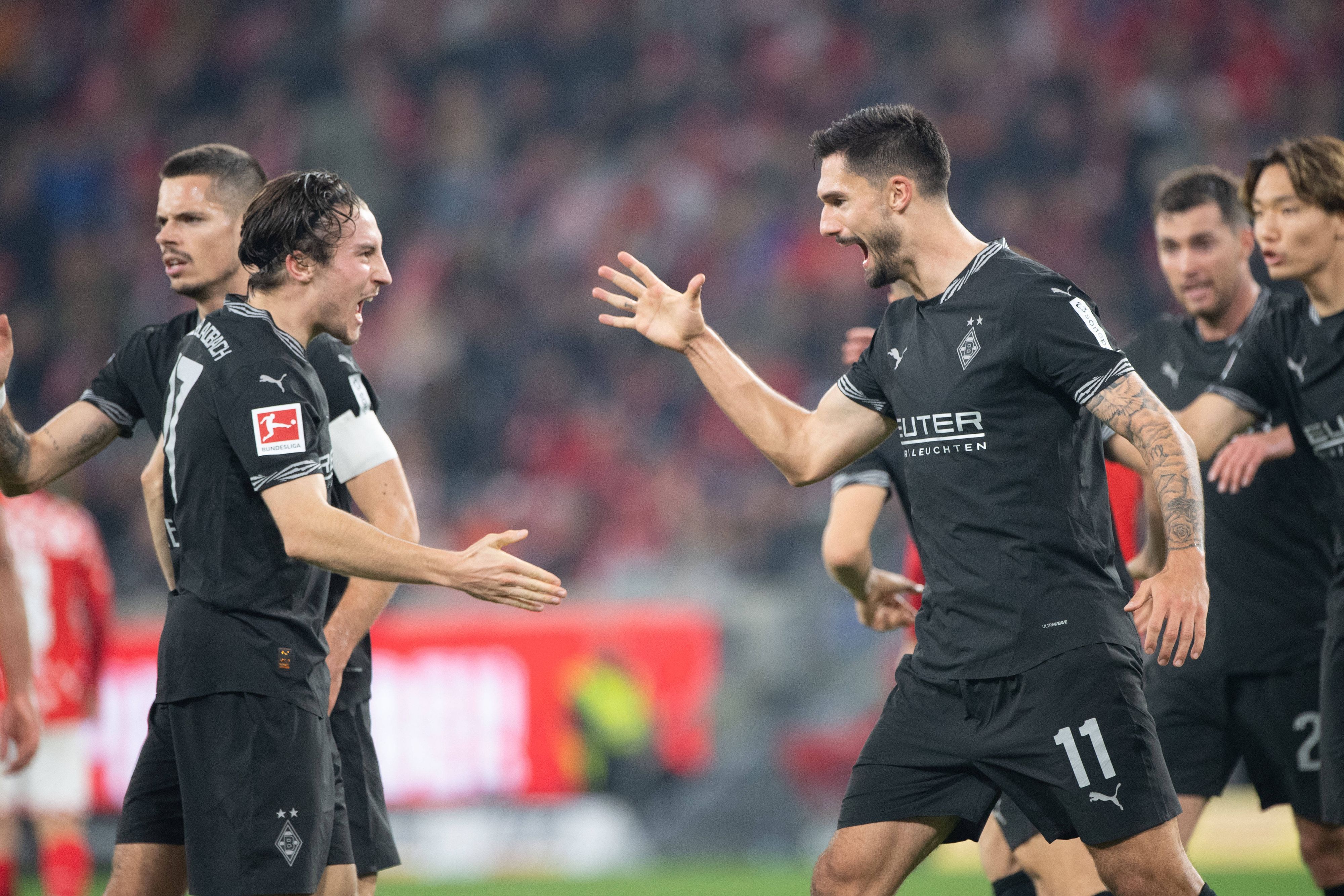 Borussia Mönchengladbachs Rocco Reitz klatscht mit Teamkollege Tim Kleindienst im Spiel beim 1. FSV Mainz 05 ab.
