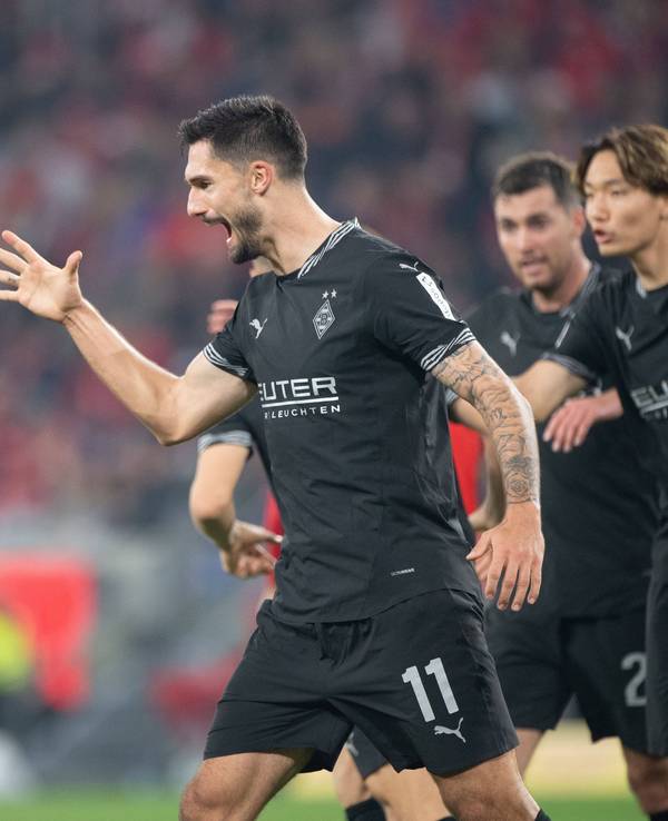 Borussia Mönchengladbachs Rocco Reitz klatscht mit Teamkollege Tim Kleindienst im Spiel beim 1. FSV Mainz 05 ab.