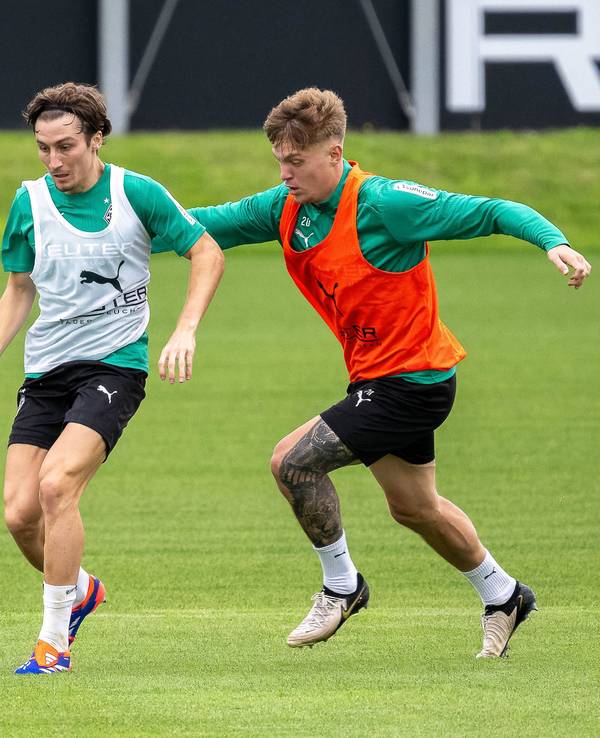 Borussia Mönchengladbachs Luca Netz kämpft im Training mit Teamkollege Rocco Reitz um den Ball.