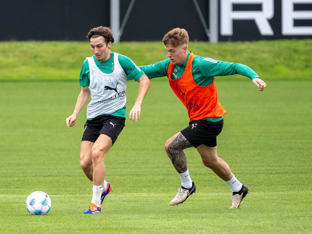 Borussia Mönchengladbachs Luca Netz kämpft im Training mit Teamkollege Rocco Reitz um den Ball.