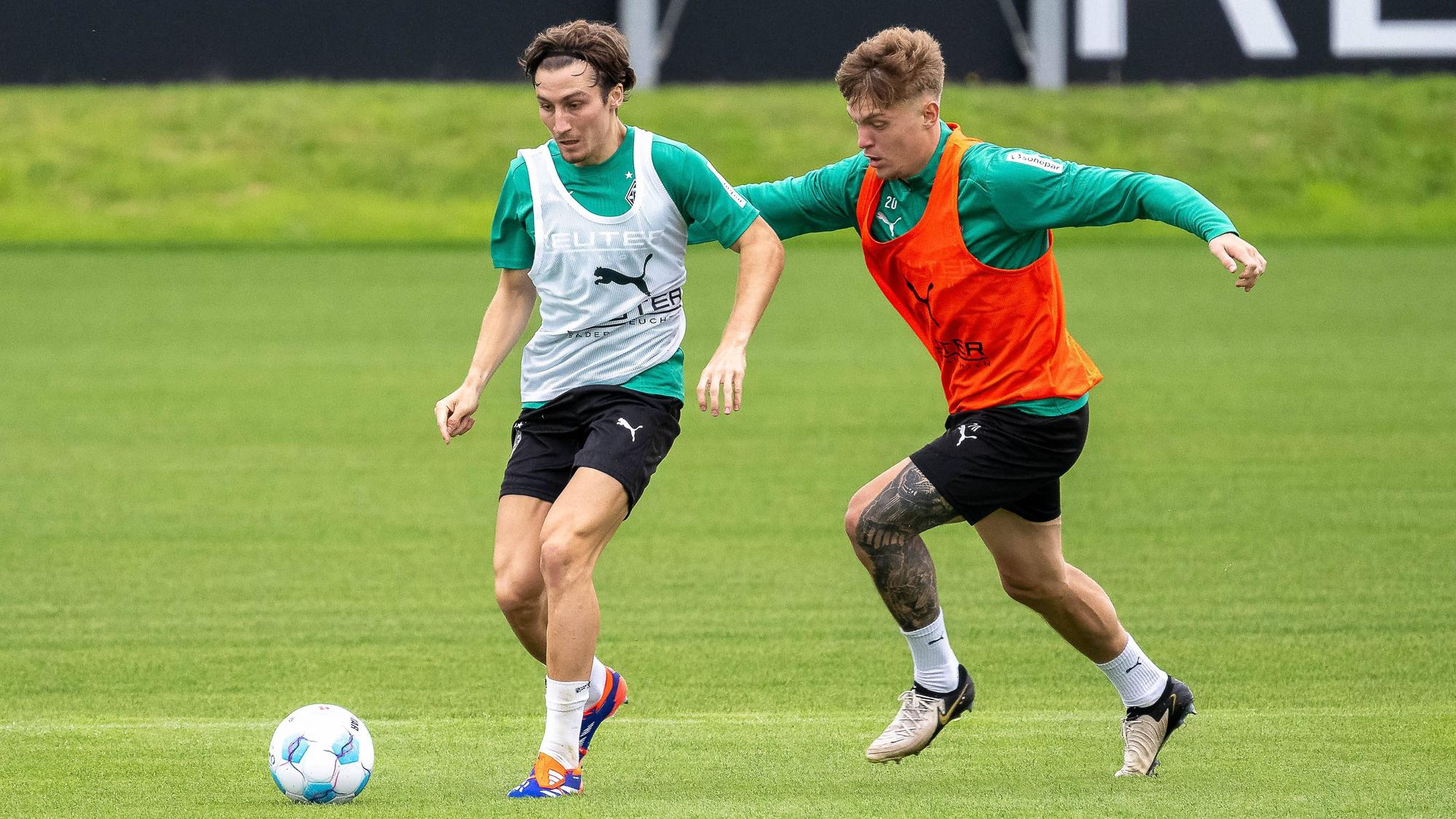 Borussia Mönchengladbachs Luca Netz kämpft im Training mit Teamkollege Rocco Reitz um den Ball.