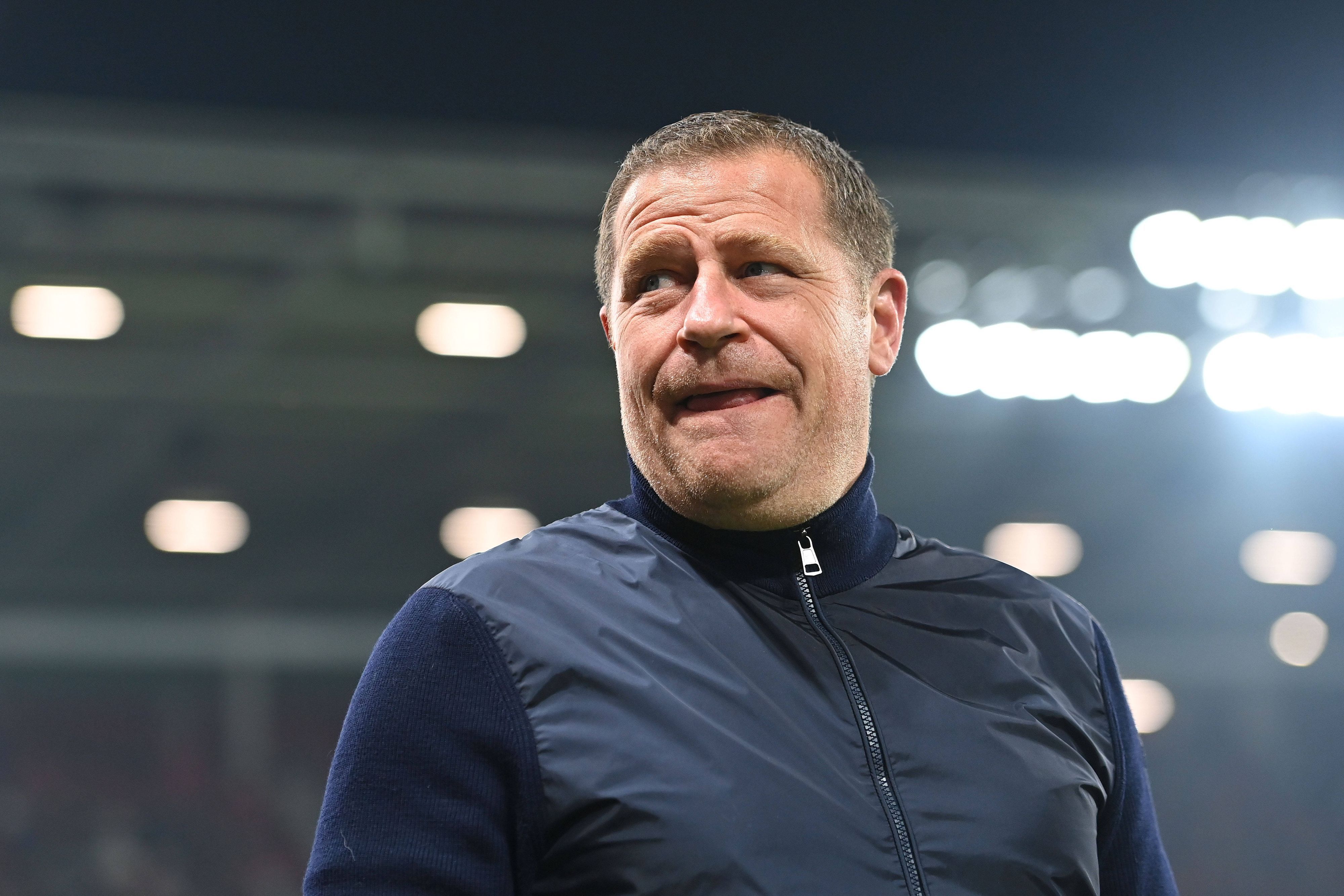 Bayern Münchens Sport-Vorstand Max Eberl steht vor dem Spiel in Mainz auf dem Rasen und blickt zur Seitenlinie.