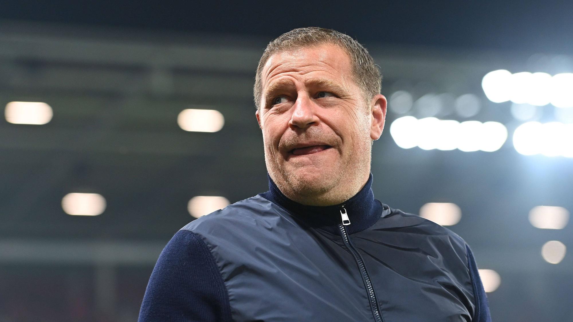 Bayern Münchens Sport-Vorstand Max Eberl steht vor dem Spiel in Mainz auf dem Rasen und blickt zur Seitenlinie.