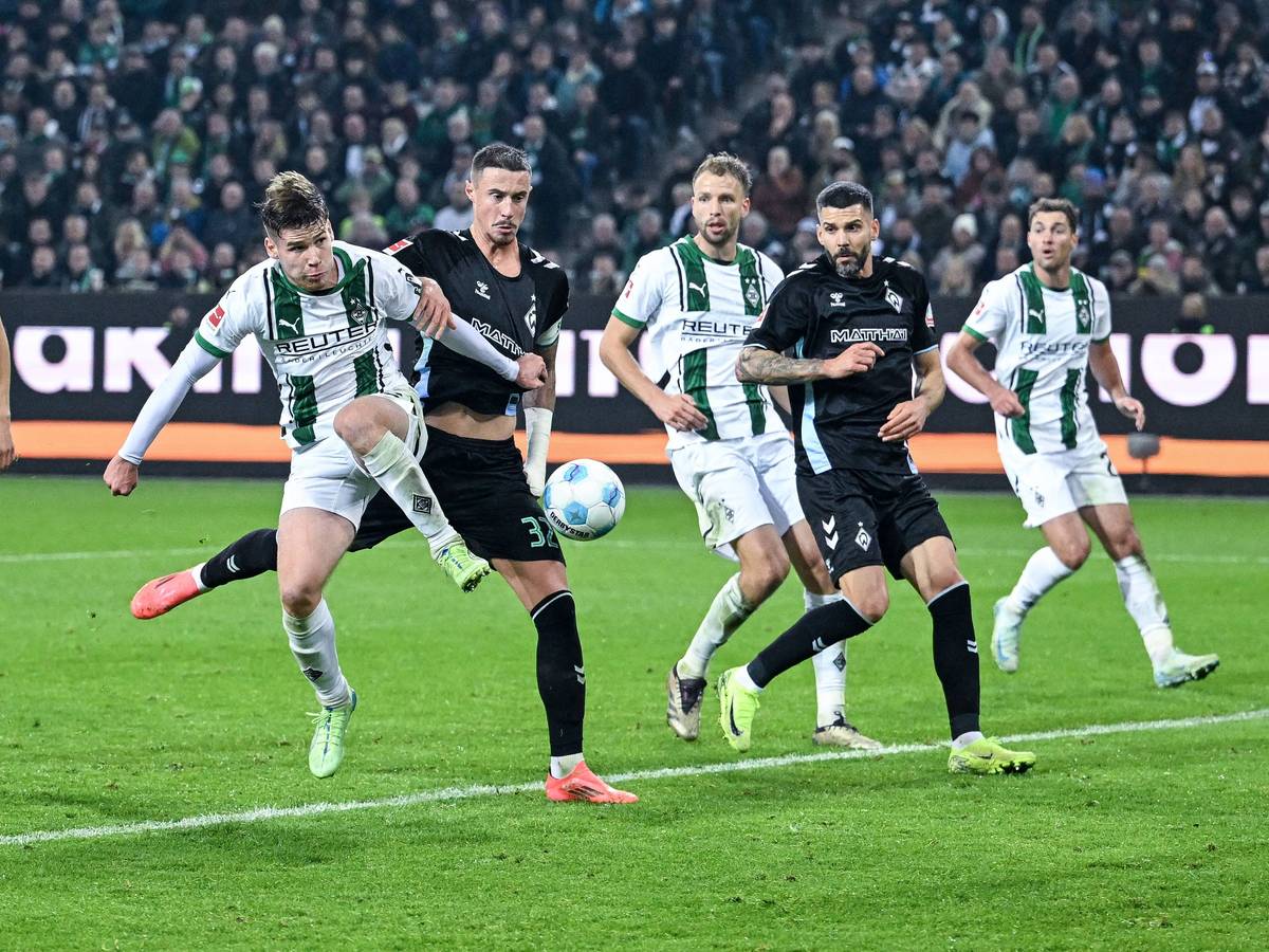 Die Gladbach-Profis Lukas Ullrich, Marvin Friedrich und Joe Scally gehen im Spiel gegen Werder Bremen zum Ball.
