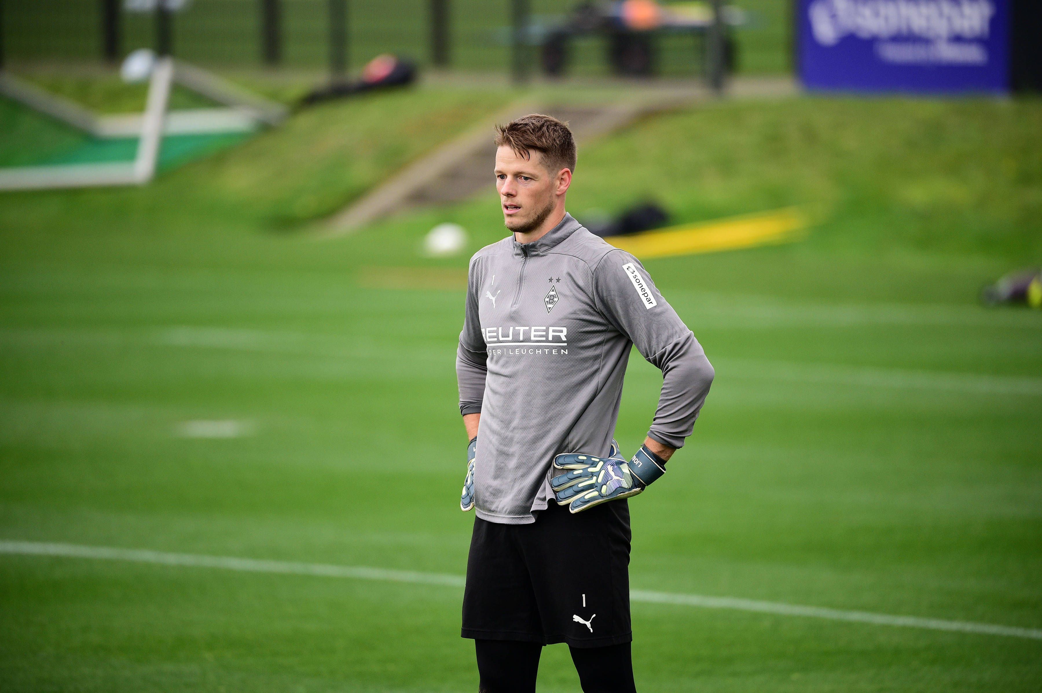 Borussia Mönchengladbachs Keeper Jonas Omlin steht auf dem Trainingsplatz und stemmt die Hände in die Hüfte.