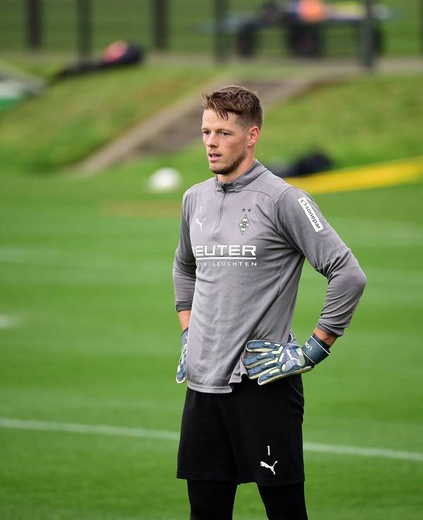Borussia Mönchengladbachs Keeper Jonas Omlin steht auf dem Trainingsplatz und stemmt die Hände in die Hüfte.