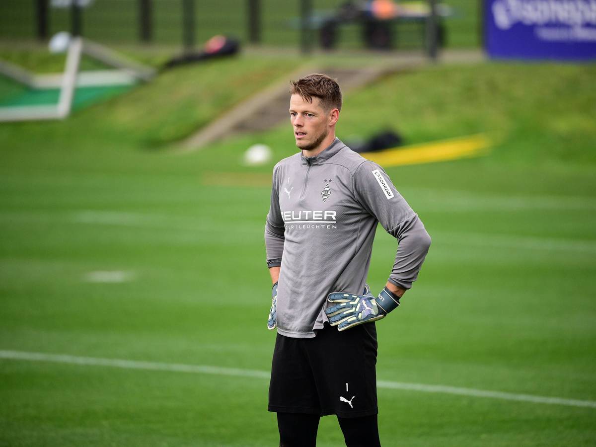 Borussia Mönchengladbachs Keeper Jonas Omlin steht auf dem Trainingsplatz und stemmt die Hände in die Hüfte.