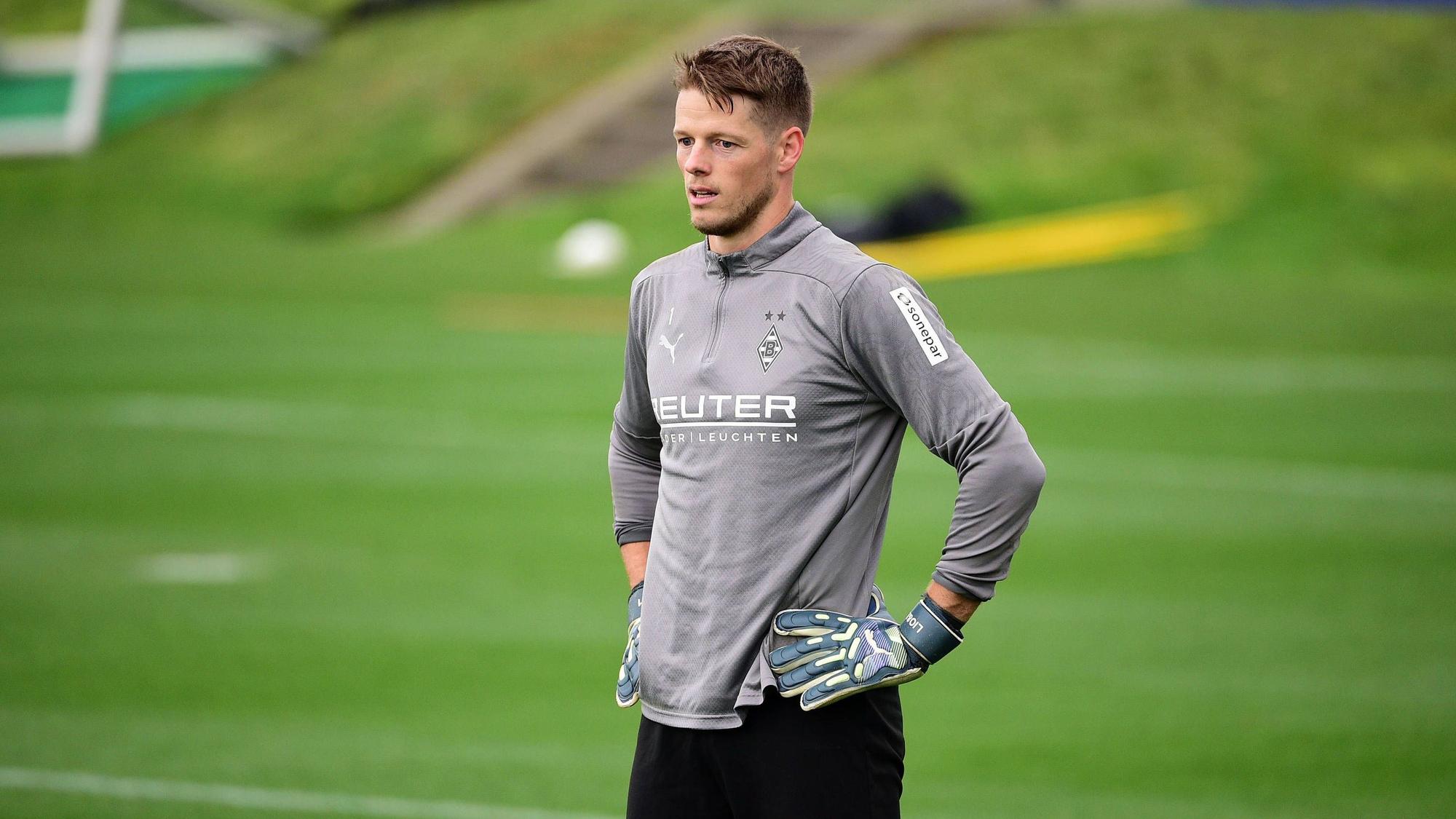 Borussia Mönchengladbachs Keeper Jonas Omlin steht auf dem Trainingsplatz und stemmt die Hände in die Hüfte.