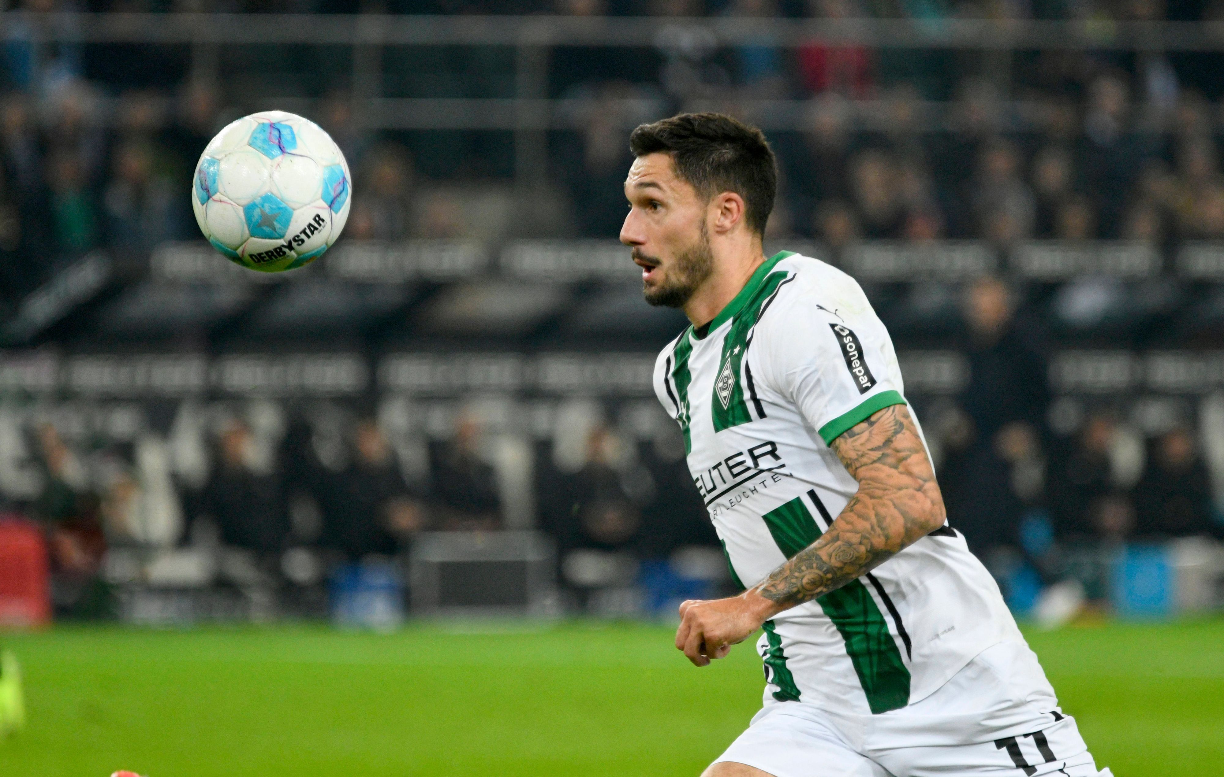 Borussia Mönchengladbachs Tim Kleindienst läuft im Spiel gegen Werder Bremen dem Ball hinterher.