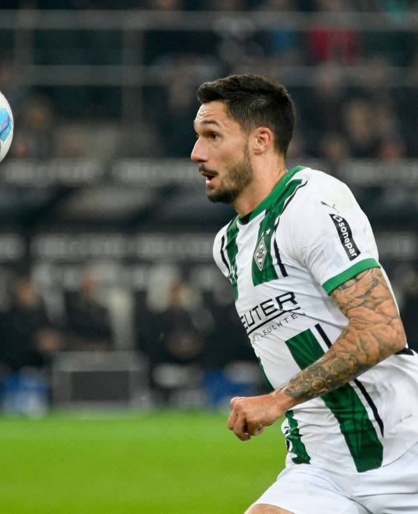 Borussia Mönchengladbachs Tim Kleindienst läuft im Spiel gegen Werder Bremen dem Ball hinterher.