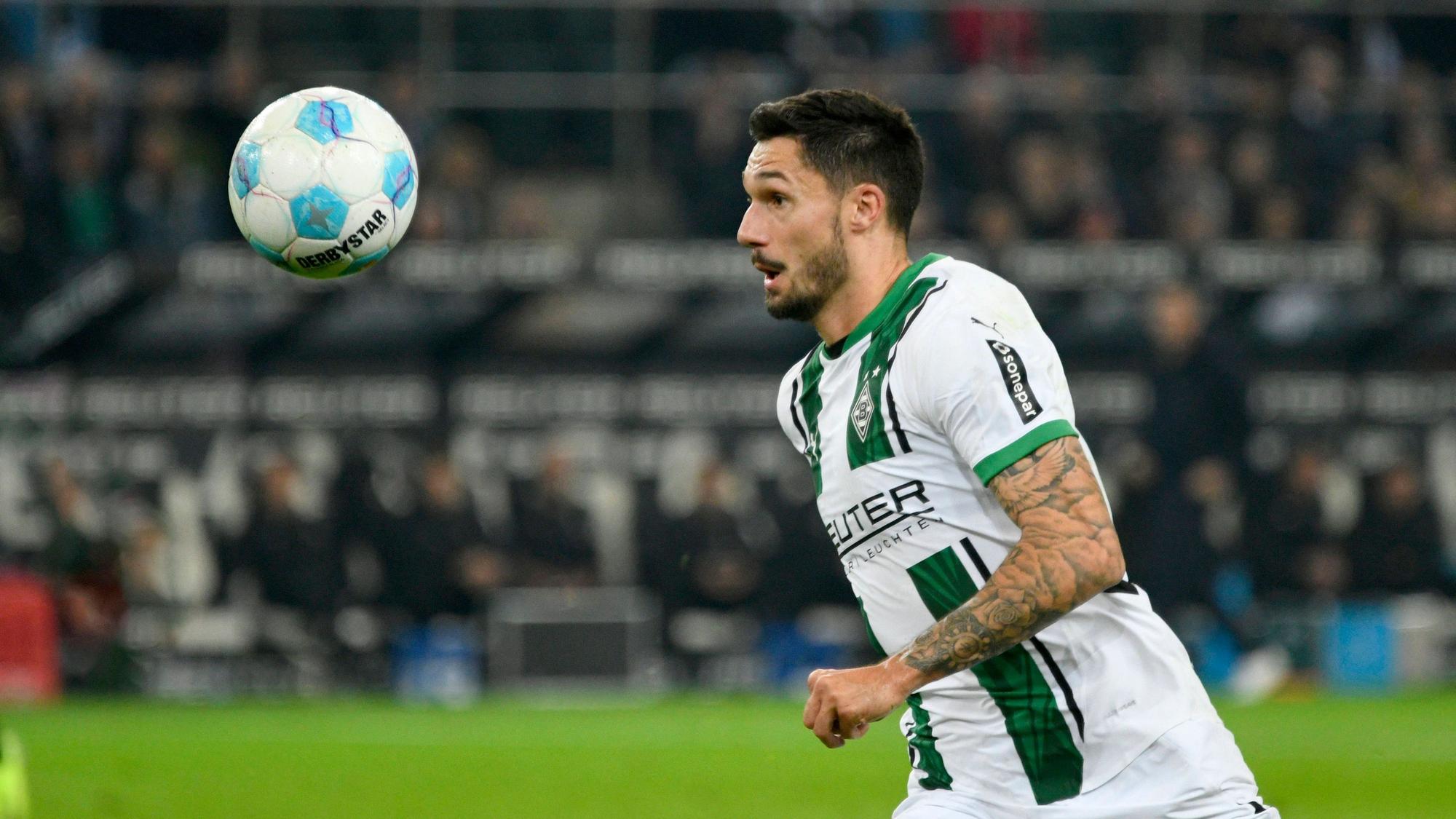 Borussia Mönchengladbachs Tim Kleindienst läuft im Spiel gegen Werder Bremen dem Ball hinterher.